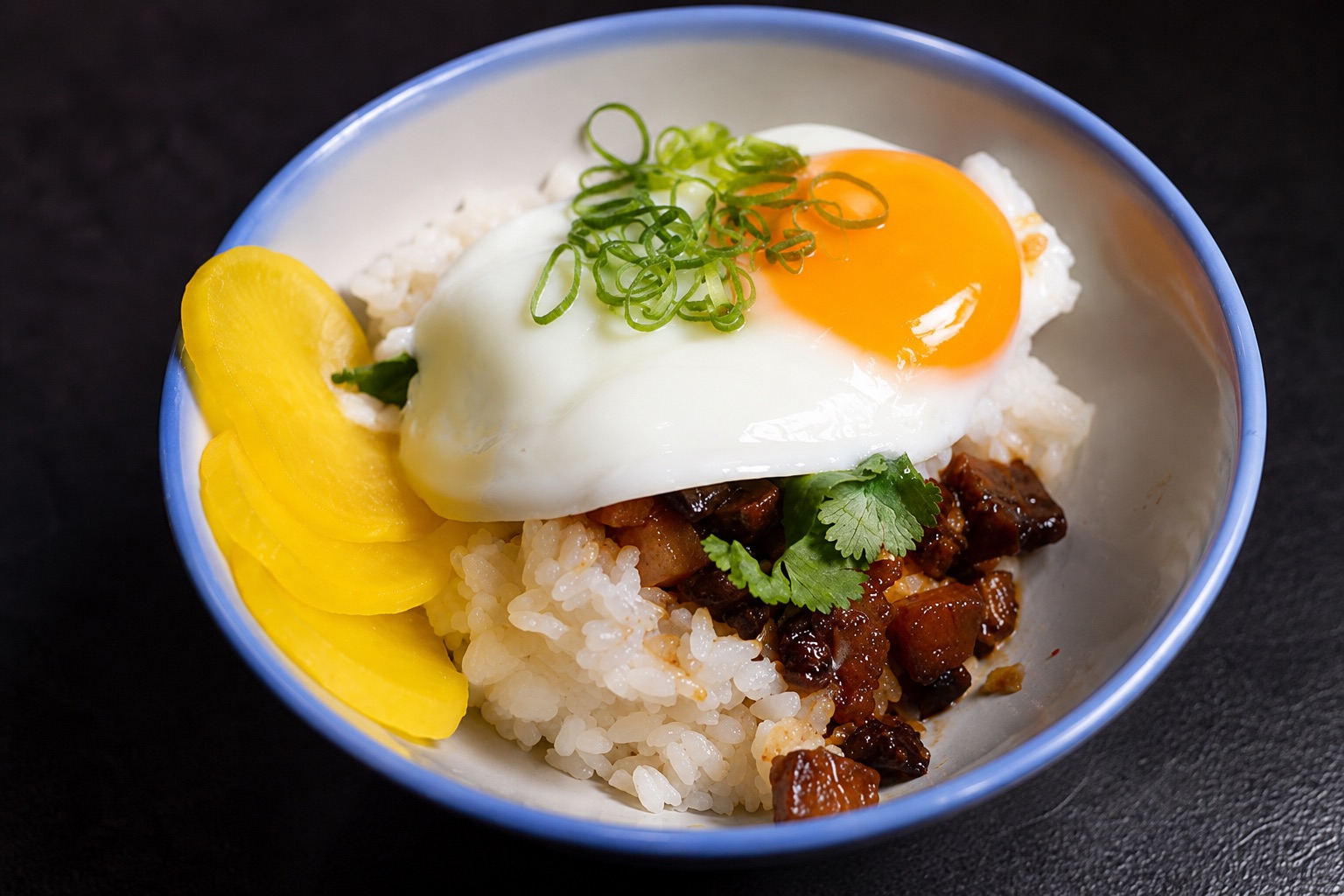 最狂反差感美食：熱炒店端出提拉米蘇，酒吧端出滷肉飯 — 相關圖片