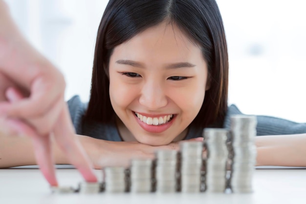 當平均薪資說48,819元，你的月薪卻還在尋找安全感