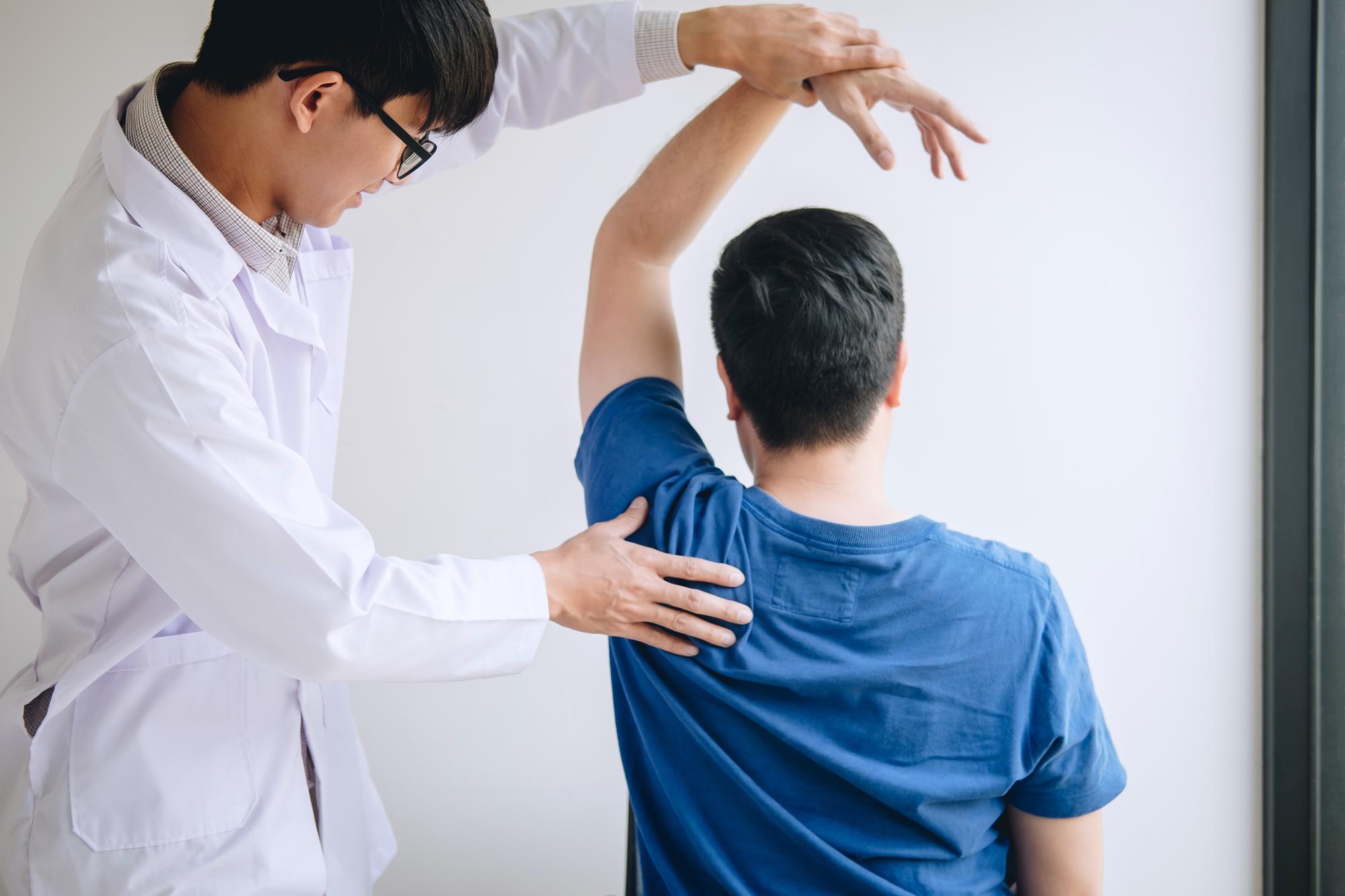 右手三十年抬不起來，竟是肩關節一直脫臼！健保給付新技術讓她終於能舉手了 — 相關圖片3