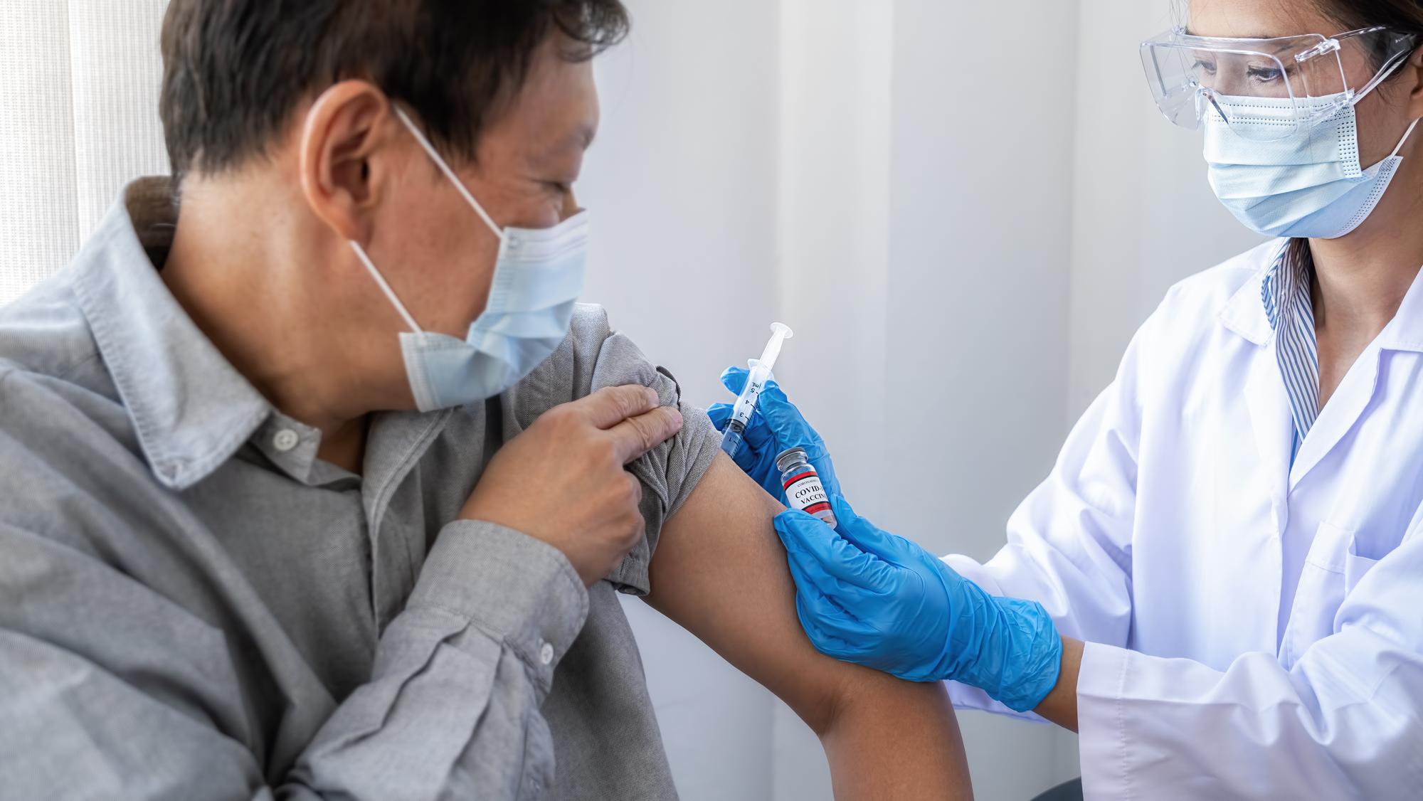 新冠疫情8月爆發！單週就診暴增117%，3大高危險群快去打疫苗 — 時代熱搜健康深度報導