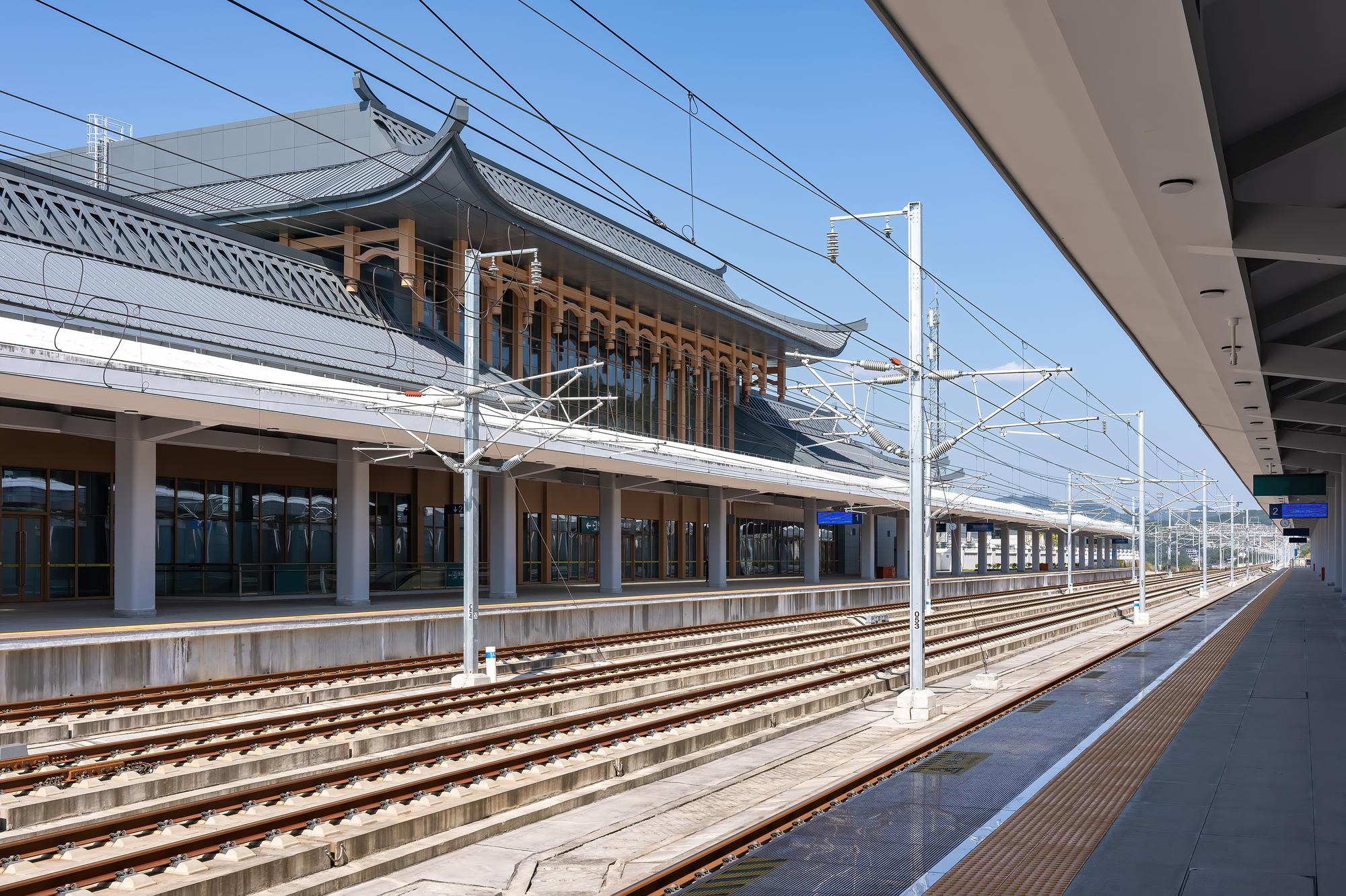 2026 年 6 月前，最後機會拍那些倒 V 字型月台柱