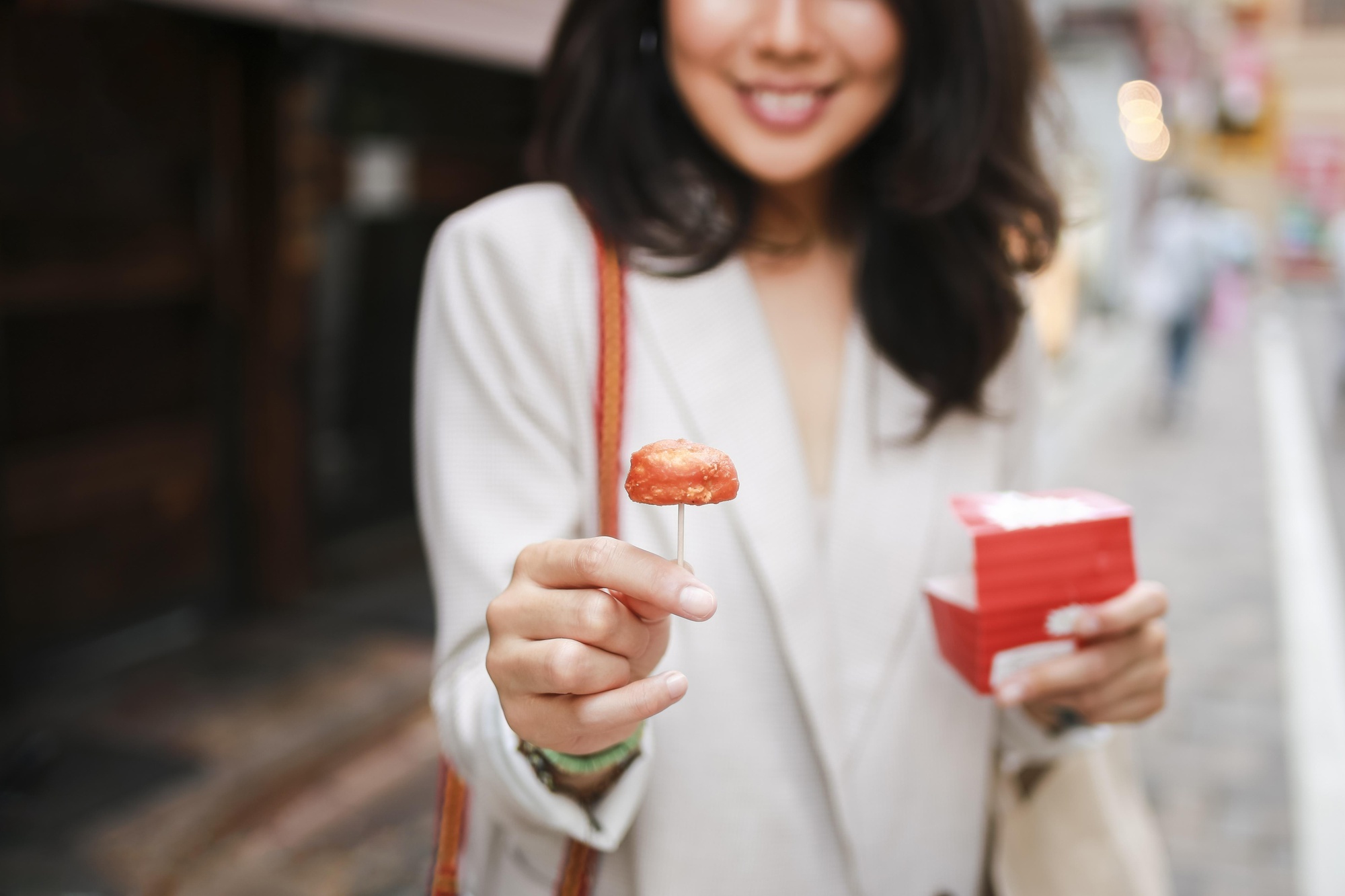 赤峰街的白熊記號——一口牛軋餅裡的台灣心意 — 美食文章主圖，由時代熱搜蘇曉曼撰寫