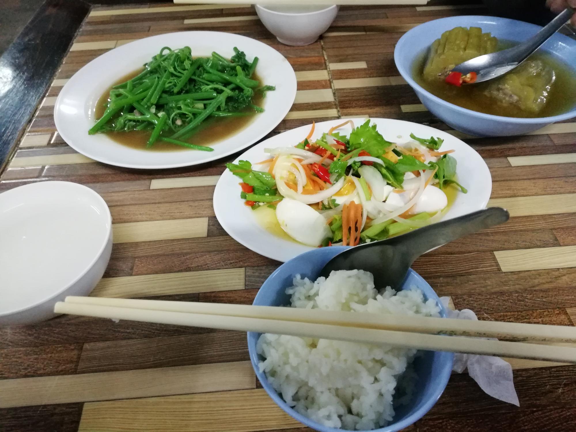 跟著老黃的筷子走：那些藏在預約制背後的台菜溫度 — 美食文章主圖，由時代熱搜蘇曉曼撰寫