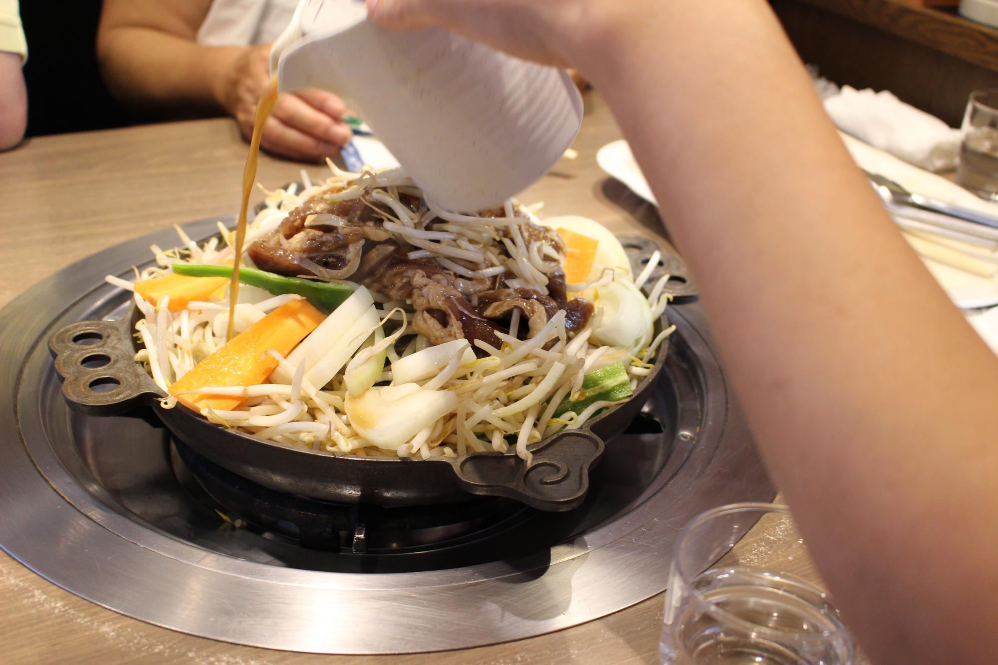 當三媽臭臭鍋漲到170元,我們究竟在付錢買什麼? — 美食文章主圖，由時代熱搜蘇曉曼撰寫