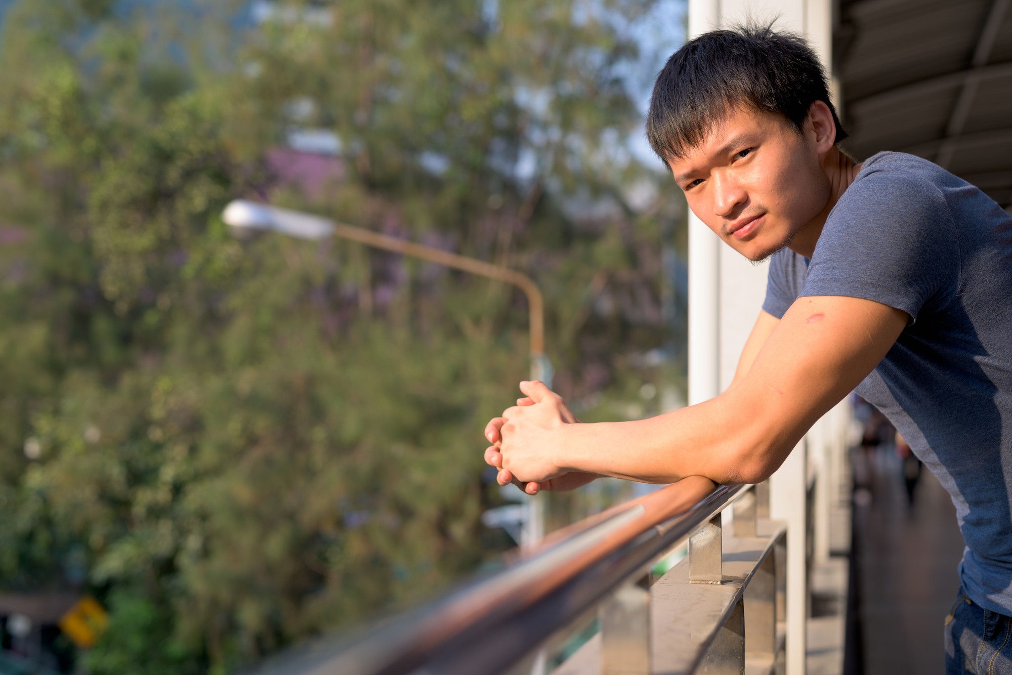 凌晨被搖醒的那一刻，你先滑手機還是先逃？ — 生活文章主圖，由時代熱搜江里歐撰寫
