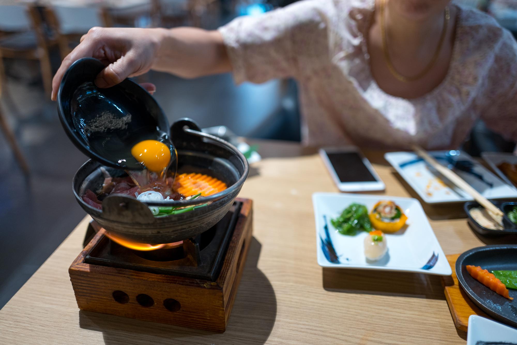 2026台灣美食展:當蔬食料理走進年輕人的餐桌 — 美食文章主圖，由時代熱搜蘇曉曼撰寫