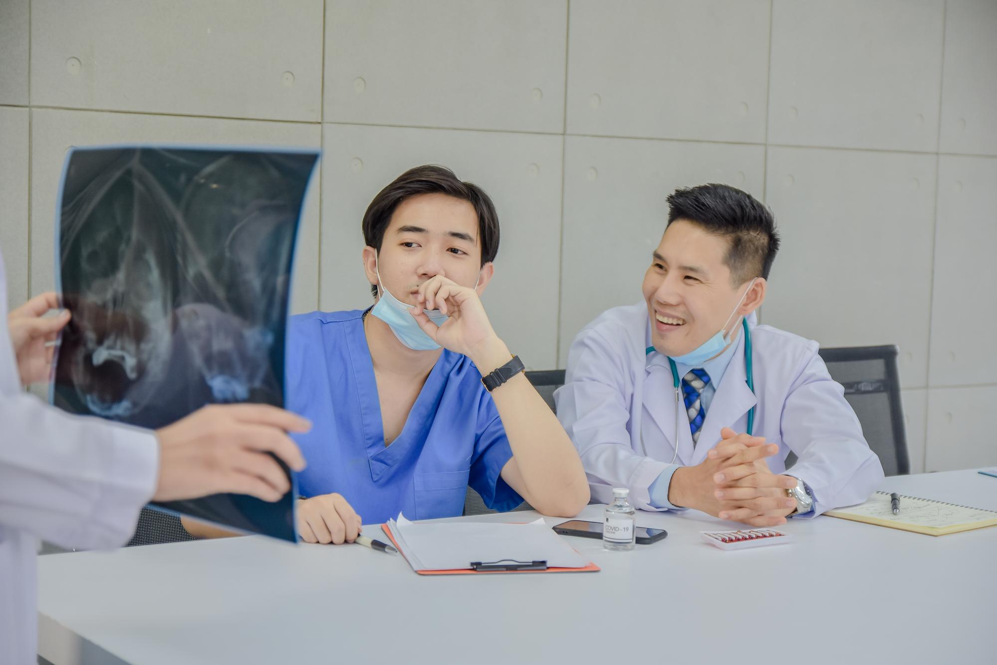 診所週休二日，是醫師偷懶還是制度該鬆綁了？ — 生活文章主圖，由時代熱搜江里歐撰寫
