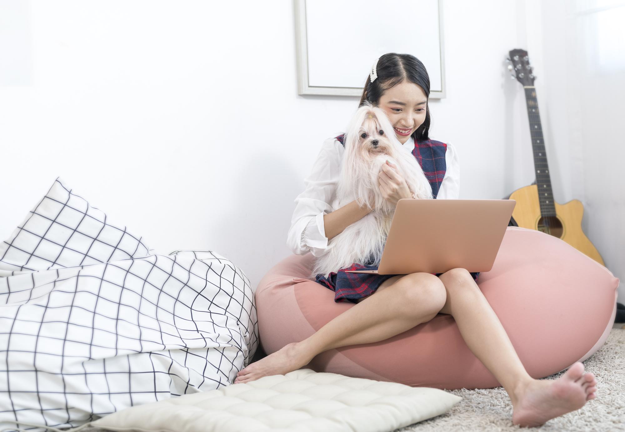 當狗的口水巾掛上人的包：Z世代正在改寫商品的存在定義 — 時代熱搜時尚深度報導