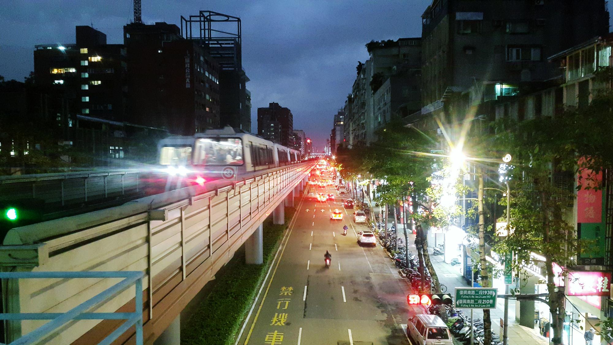 淡江大橋通車一個月：有人看見夕陽，有人看見荒謬