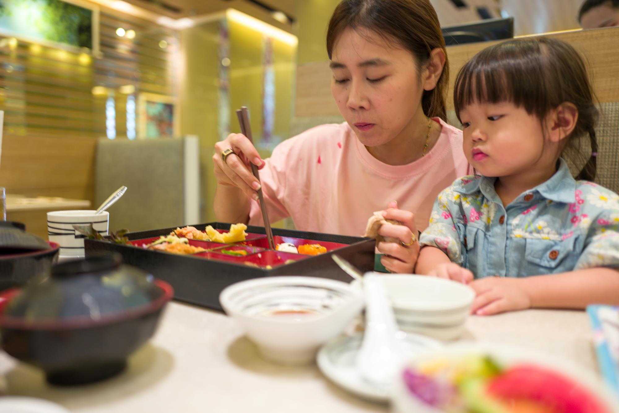 平價鐵板燒的親子奇蹟：孩子不吵、爸媽不累的用餐日常