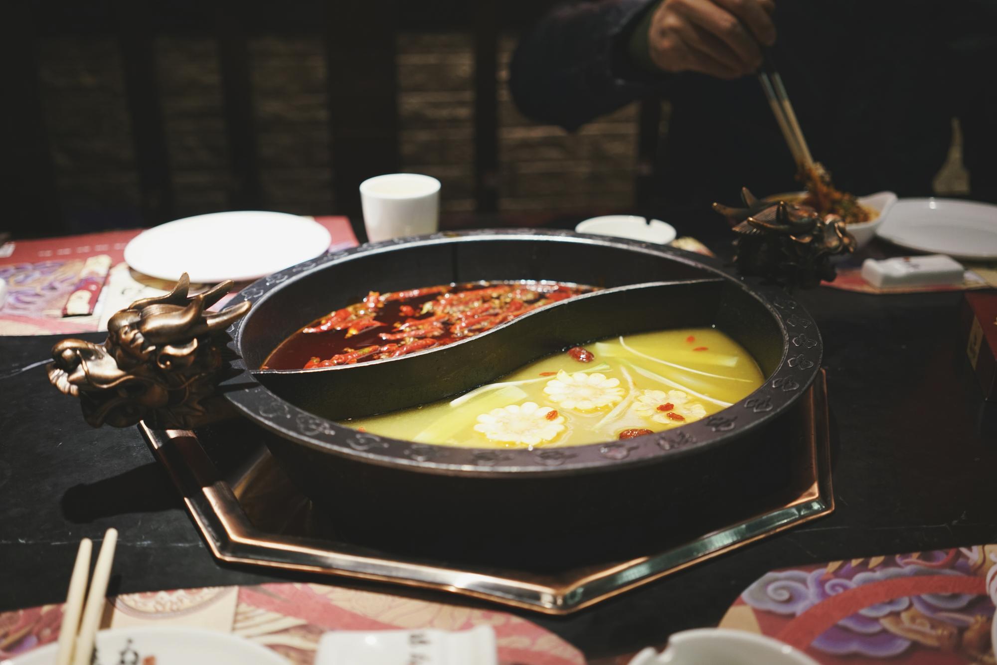 被鴨頭耽誤的火鍋店！美食家點餐：加「這碗湯」才是隱藏吃法 (改寫)