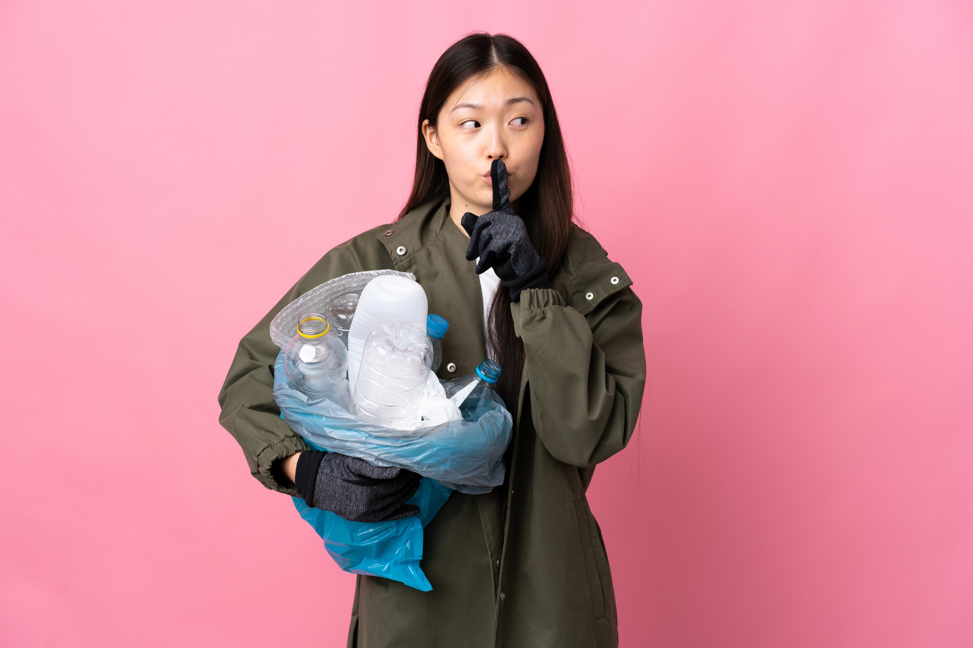 當台灣黑狗穿上回收丹寧：永續時尚是宣言，還是奢侈品？ — 時尚文章主圖，由時代熱搜陳莫琳撰寫
