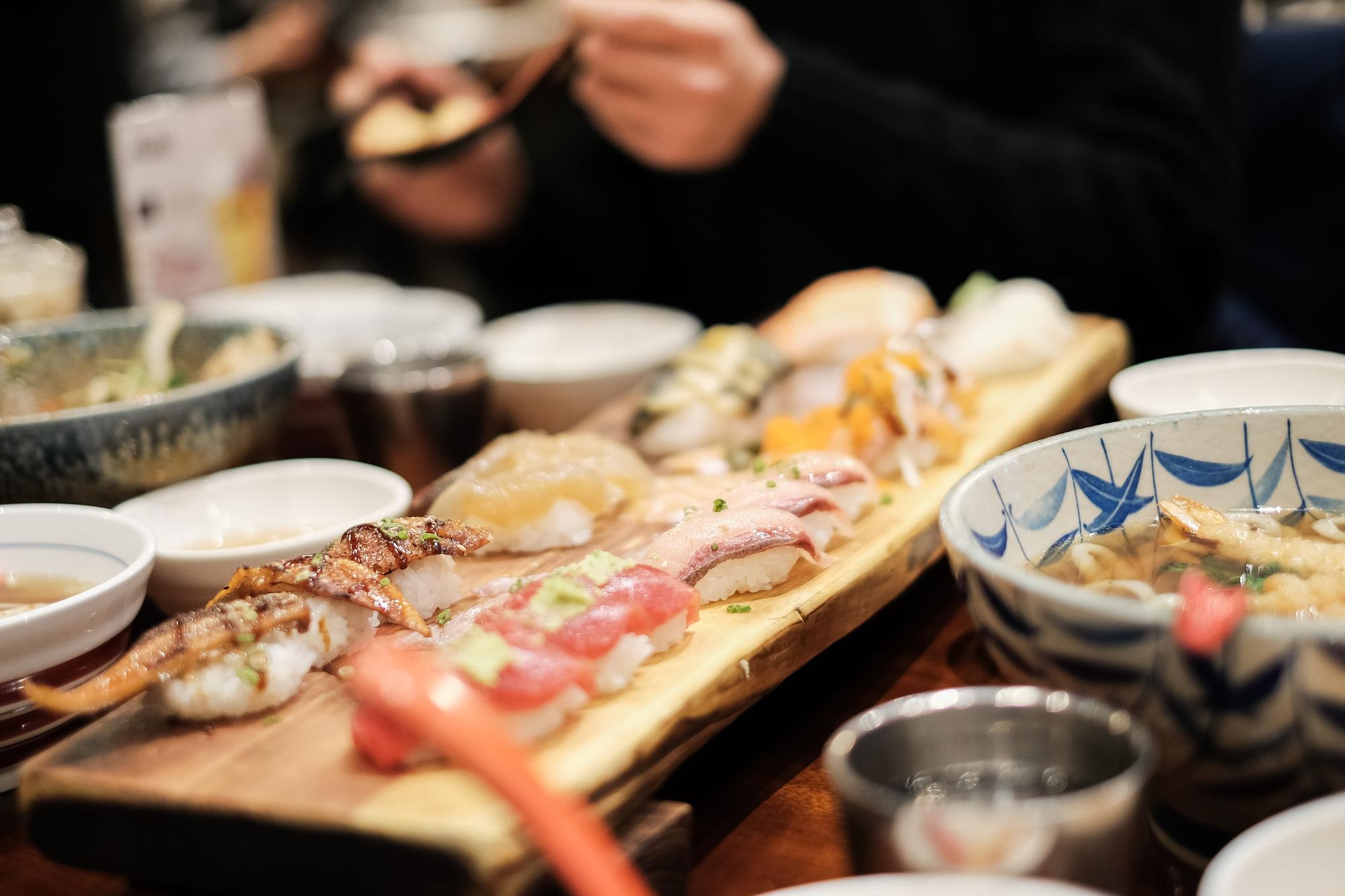 當辦桌走進東京：馬告、刺蔥與那些差點失傳的台灣味 — 美食文章主圖，由時代熱搜蘇曉曼撰寫