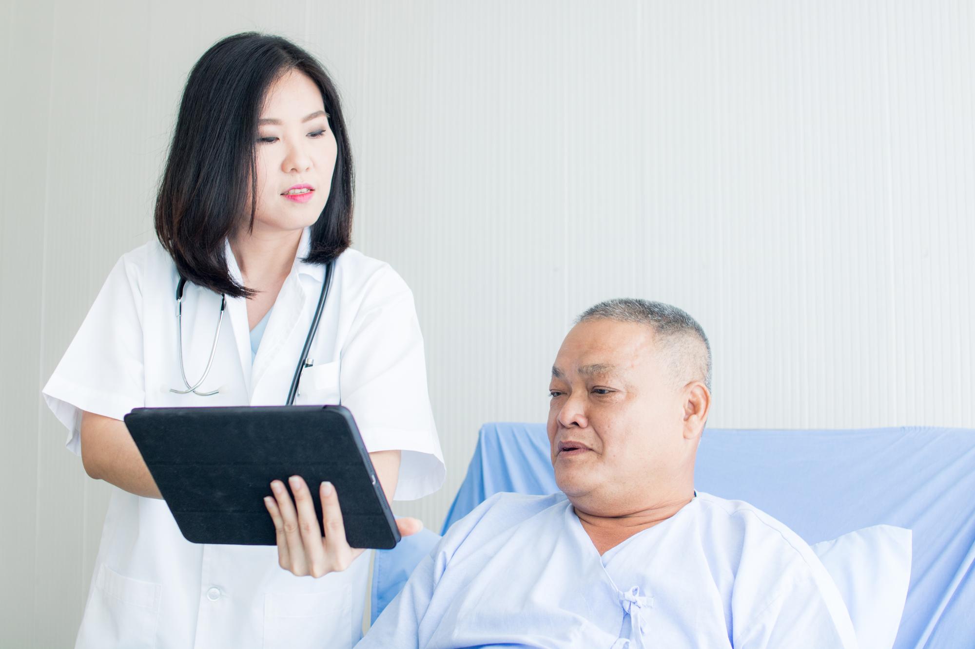 癌症篩檢前要先保保險？雅婷姐用白話文幫你搞懂這件事 — 健康文章主圖，由時代熱搜雅婷姐撰寫