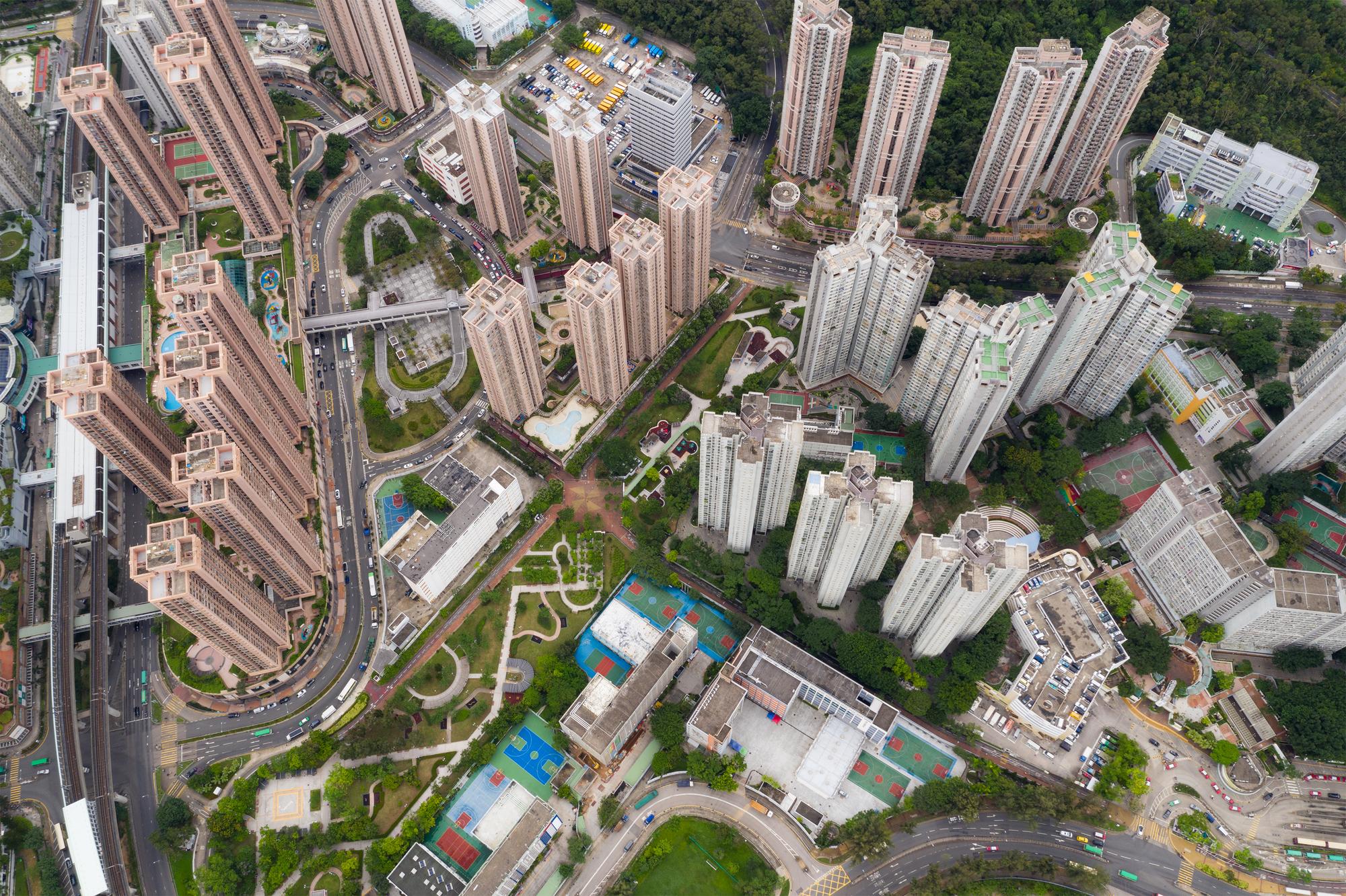 2025房市修正來了：別只看跌價，該看的是這些區域為什麼撐不住 — 房產文章主圖，由時代熱搜陳振威撰寫
