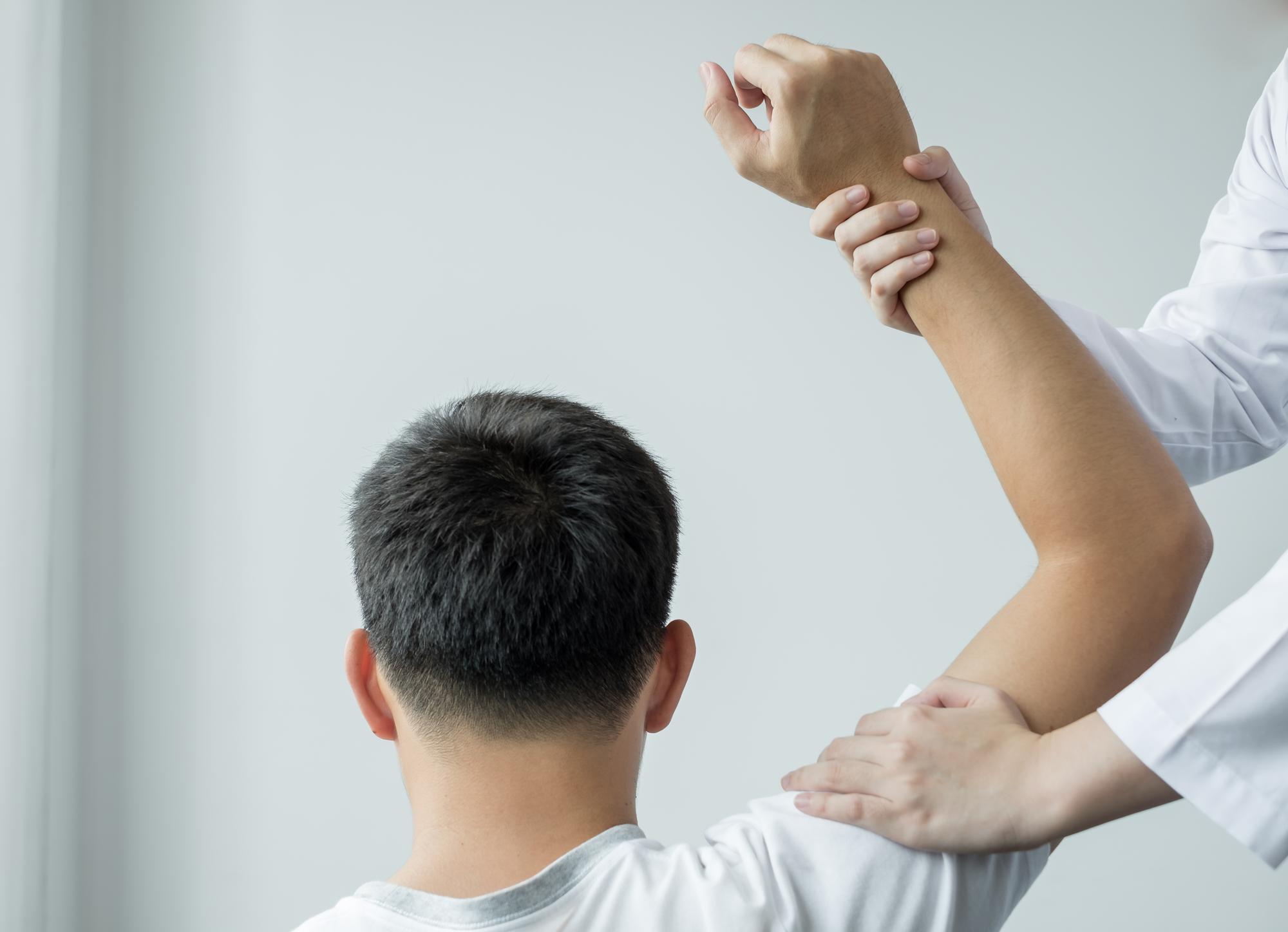 右手抬不過腰，她痛了三十年才知道：原來一直脫臼著 — 時代熱搜生活深度報導