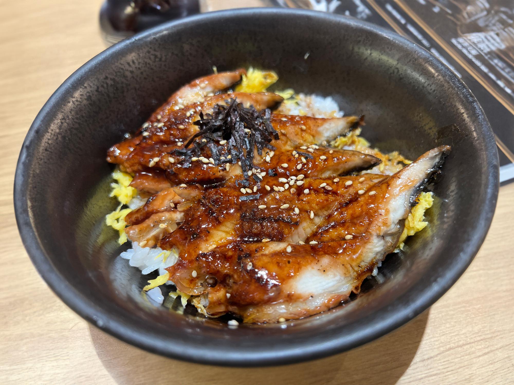 一口鰻魚飯裡的九十年功夫——蒸與不蒸之間,藏著職人的一生 — 時代熱搜美食深度報導