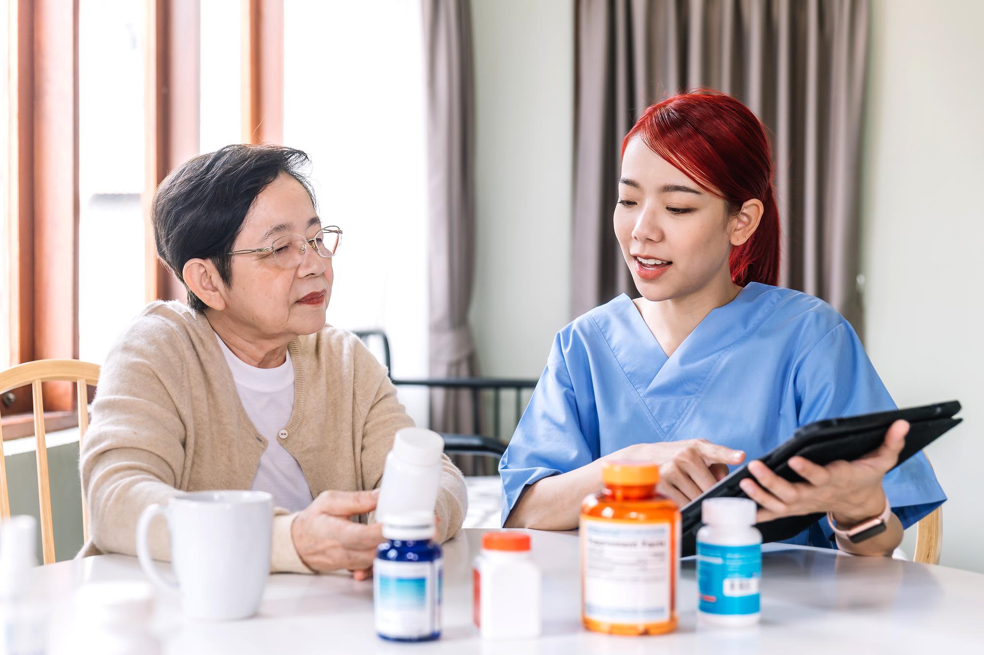 銀髮族別再當冤大頭！醫師警告：這些保健品你可能白花錢了 — 健康文章主圖，由時代熱搜雅婷姐撰寫
