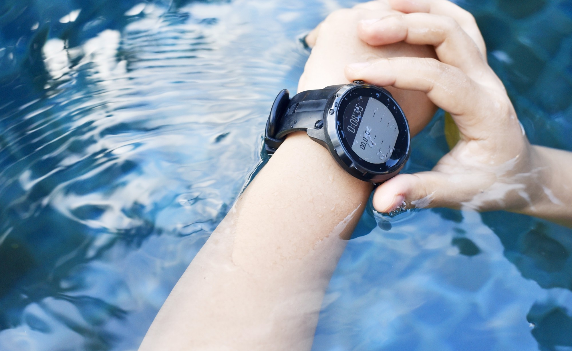 Swatch SCUBAQUA 新色：把支付功能戴進水裡，才是真正的務實主義
