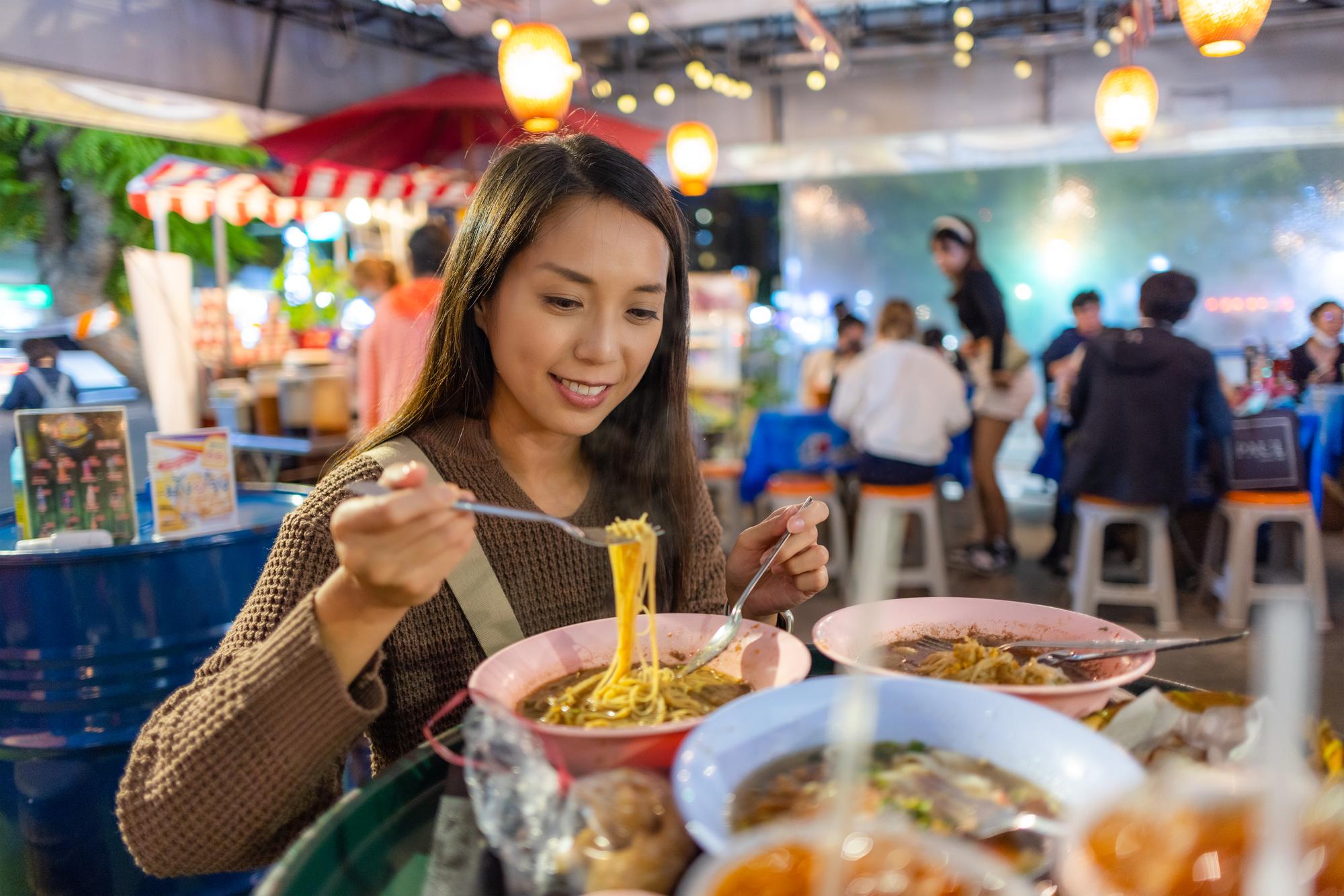 當鴨血豆腐遇上酸種麵包——高雄500碗市集裡,那些讓人想起家鄉的味道 — 美食文章主圖，由時代熱搜蘇曉曼撰寫