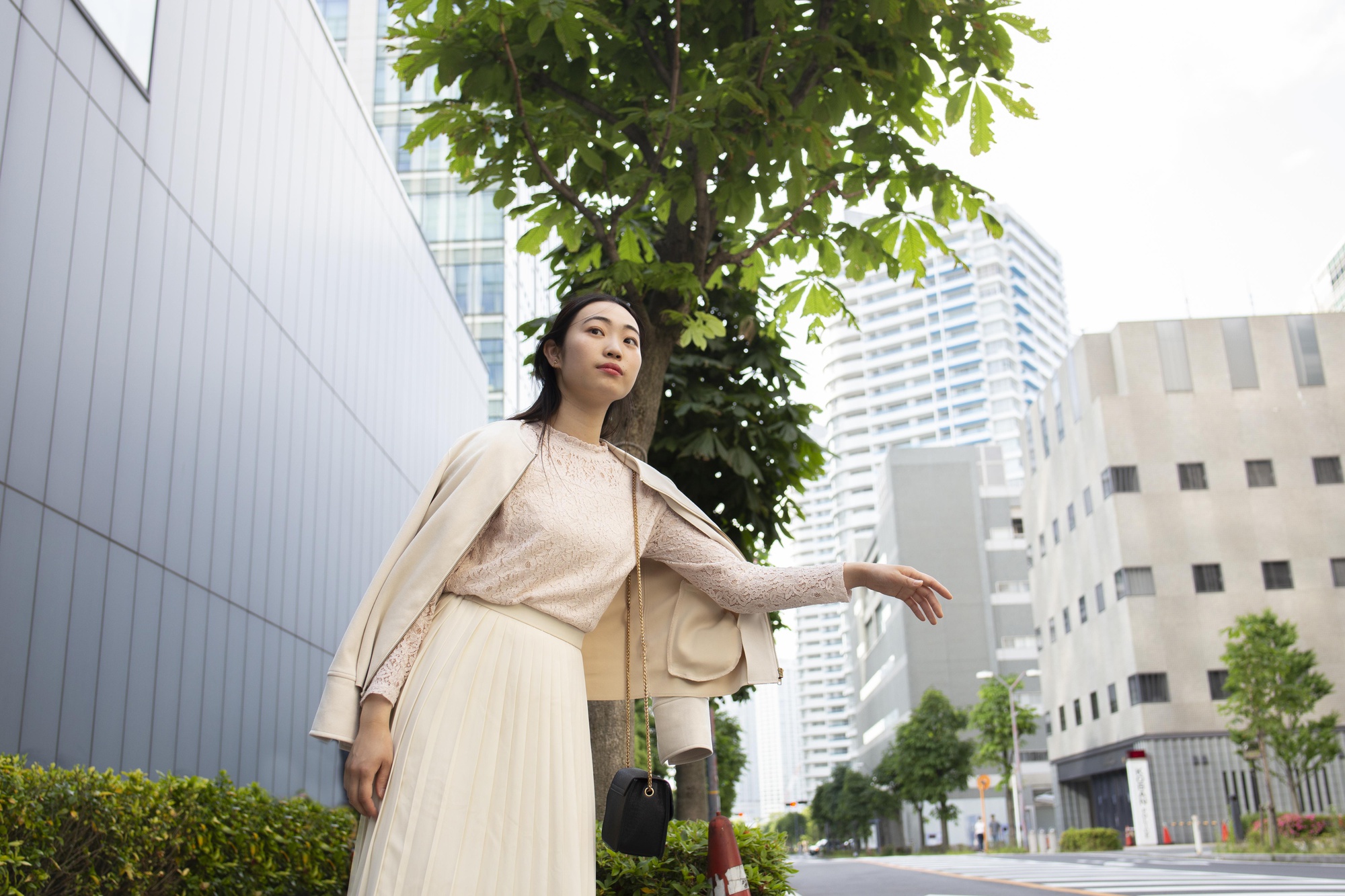 當高訂禮服開始分解：ERIKA CHUNG 用專利面料重新定義奢華的尊嚴 — 時尚文章主圖，由時代熱搜陳莫琳撰寫