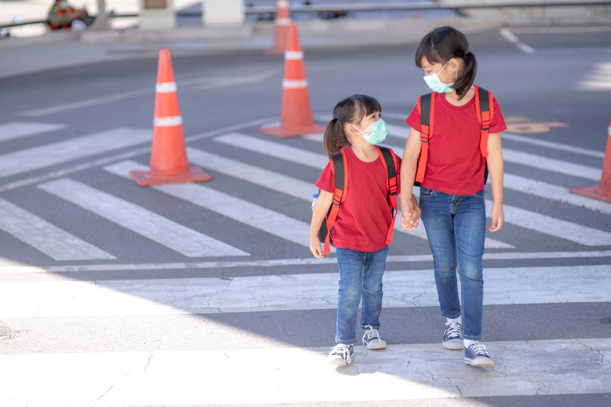 蹲下來,才看見孩子眼中那條不安全的路 — 時代熱搜生活深度報導