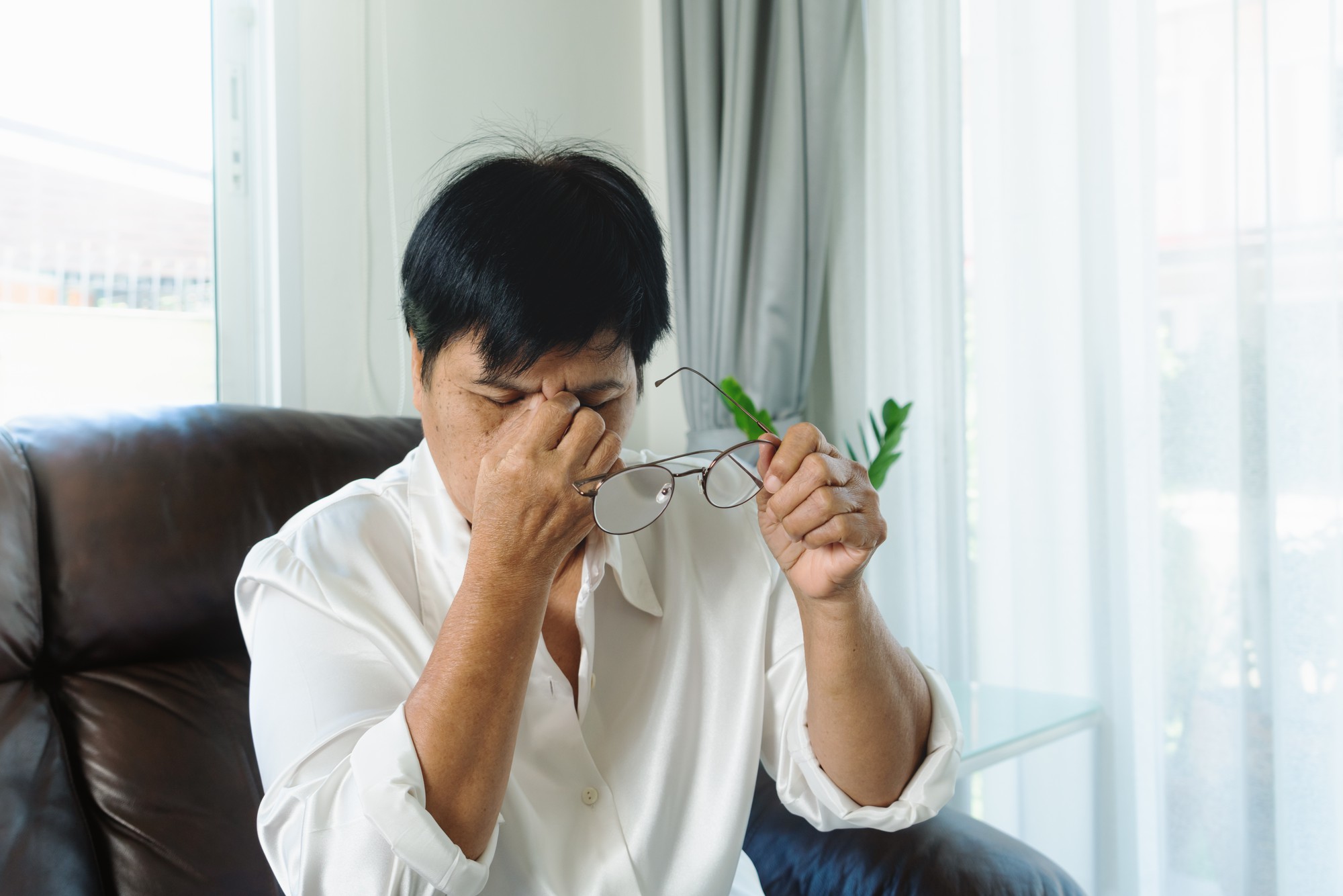 眼睛紅腫像兔子？點眼藥水沒用？結膜炎千萬別亂來