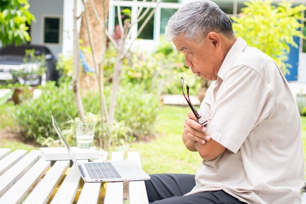 73歲還在打工的光影——那些我們假裝看不見的裂縫