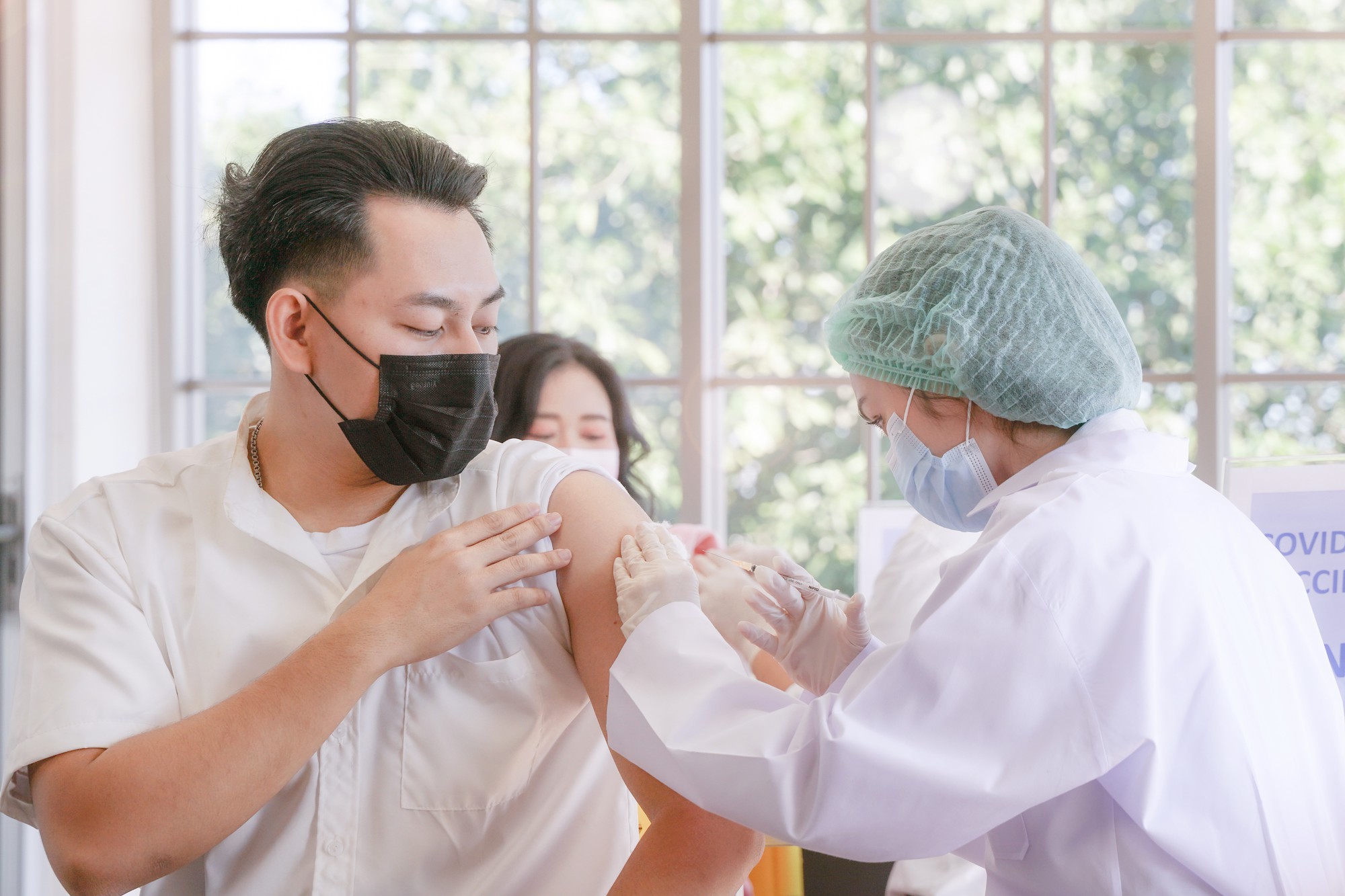 M痘Ib型首次在台灣出現！兩個30多歲男生都沒打疫苗，專家說打滿2劑保護力才夠 — 相關圖片3