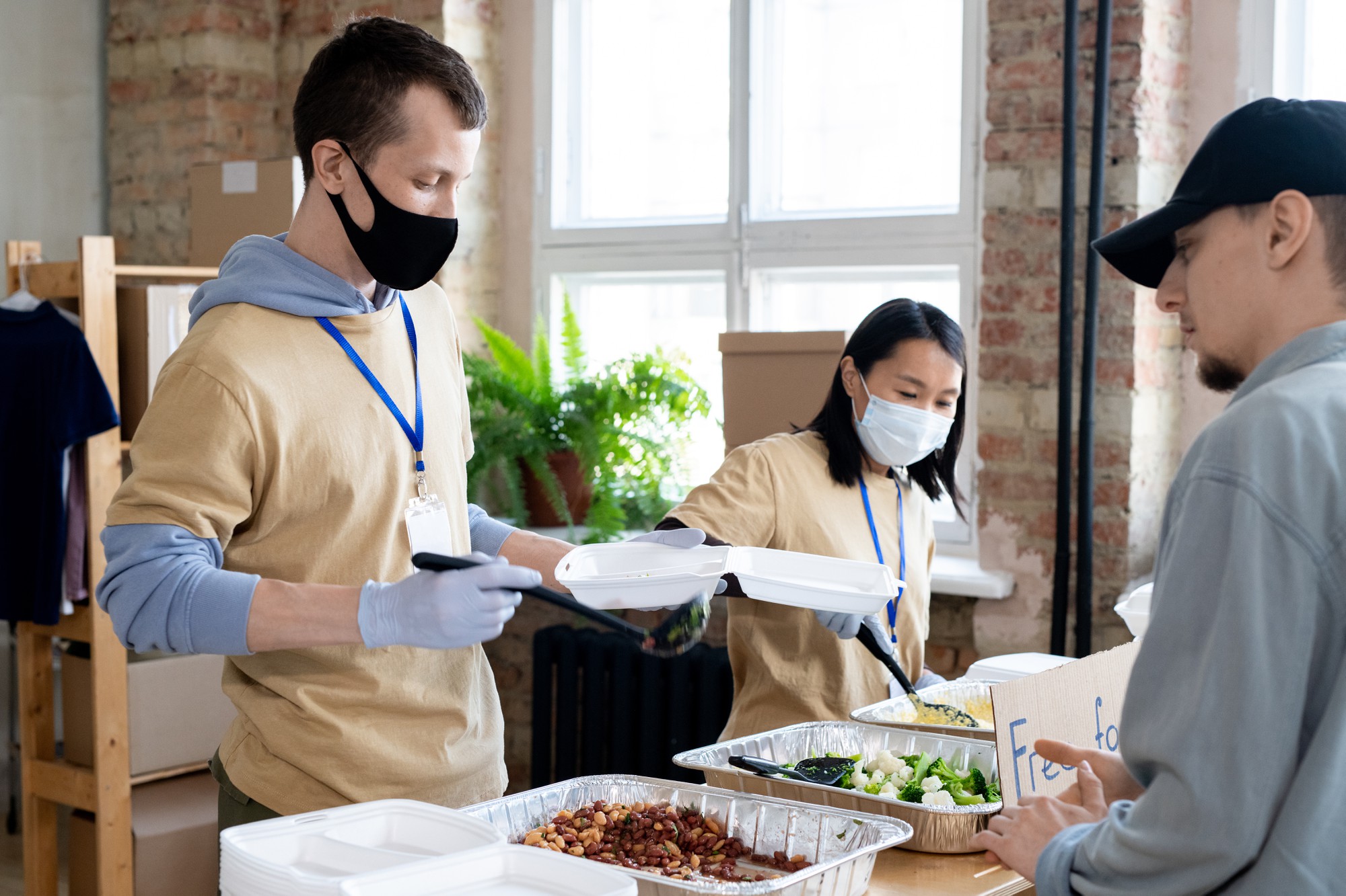 一年調兩次薪，全家餐飲這碗飯端得穩不穩？ — 時代熱搜美食深度報導