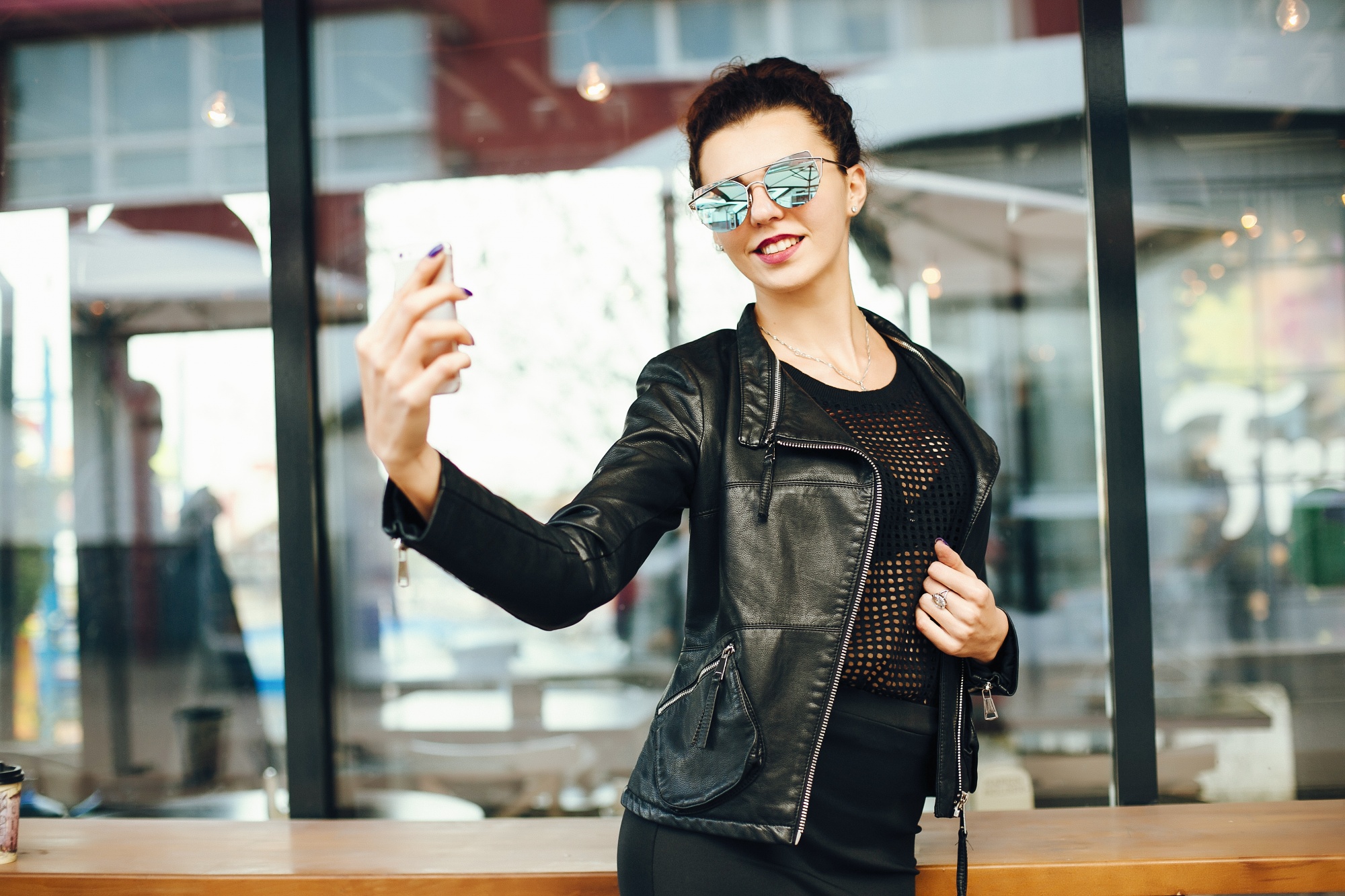 Jennie 戴上 Ray-Ban Meta：當明星代言不再只是拍照打卡 — 時尚文章主圖，由時代熱搜陳莫琳撰寫