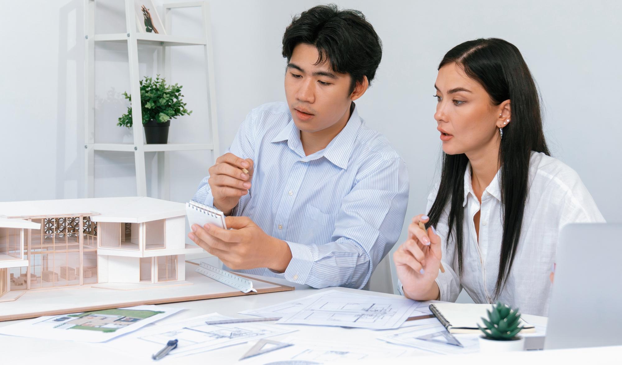 信用管制下的房市十字路口：自住該進場，投資客該撐多久？ — 房產文章主圖，由時代熱搜陳振威撰寫