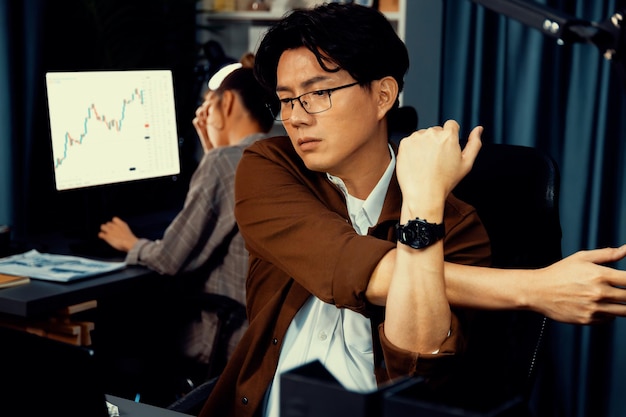 來，大家看我：當散戶還在追AI，聰明錢早就轉進金融股在數鈔票了