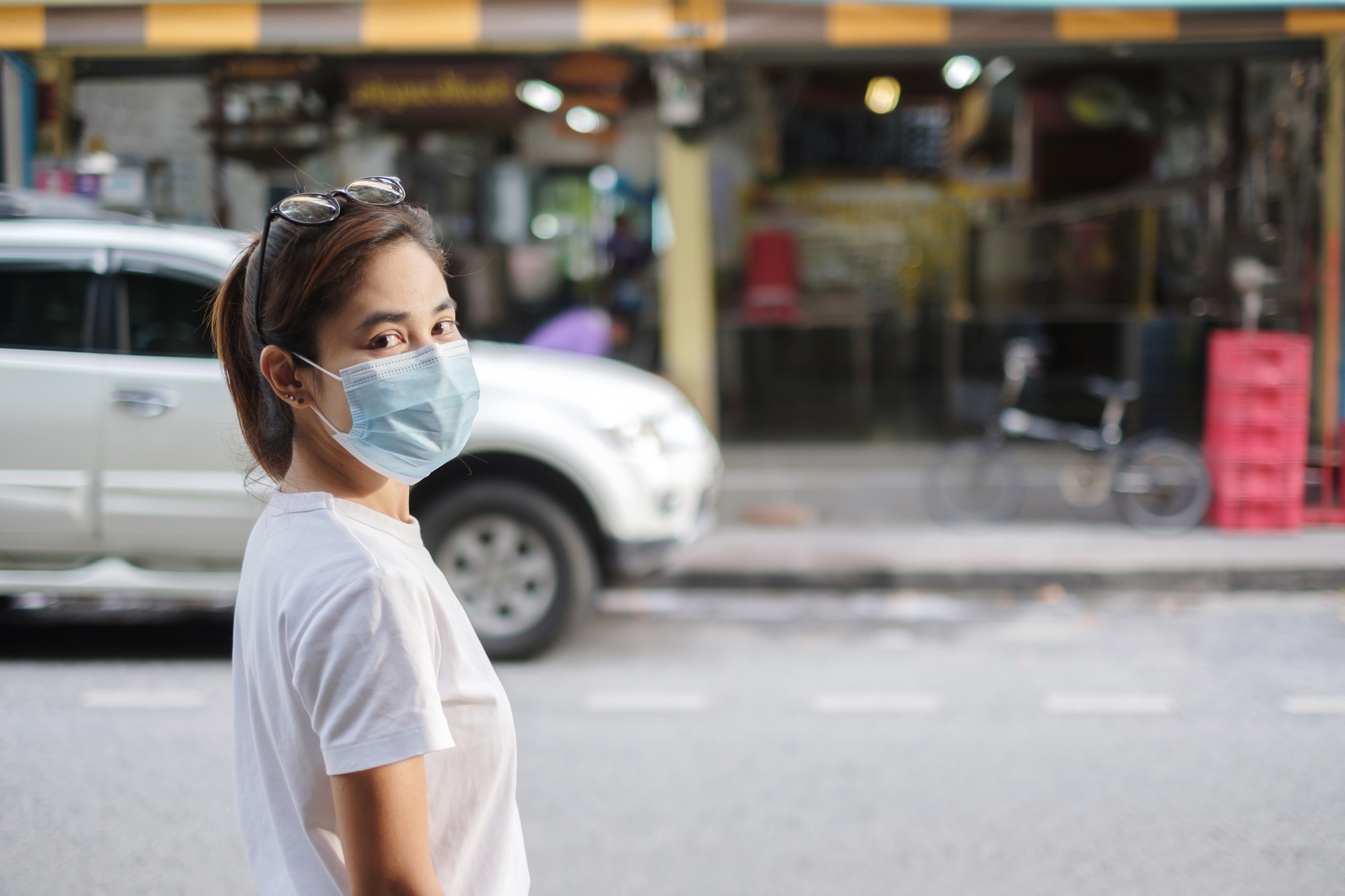 台中車站的行李袋政策：一個裝不下棉被的規定，能裝得下人的尊嚴嗎？ — 生活文章主圖，由時代熱搜江里歐撰寫