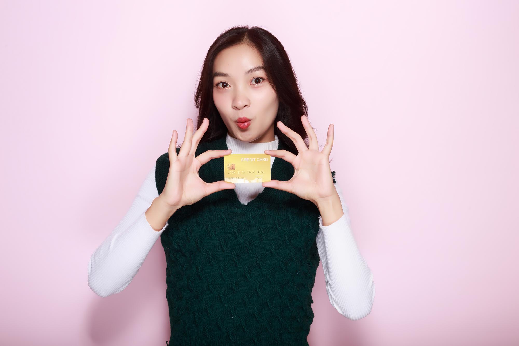 JENNIE聯名adidas搶翻！單筆消費滿5000元送小卡套裝　2026信義快閃店活動總整理 (改寫) — 時代熱搜時尚深度報導