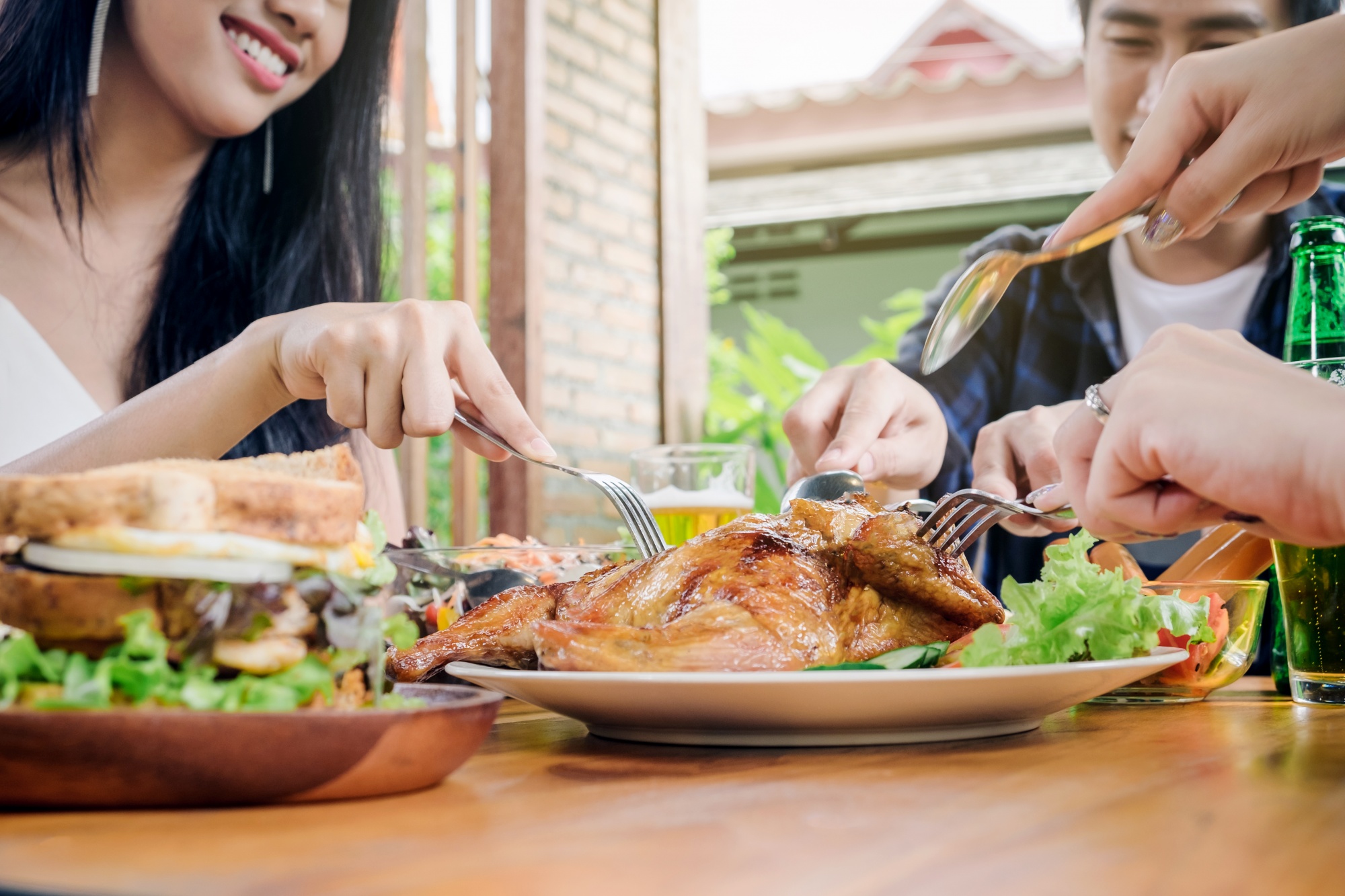 全家餐飲單月營收破2.8億——當便利商店開始懂得「日常食」的溫度 — 美食文章主圖，由時代熱搜蘇曉曼撰寫