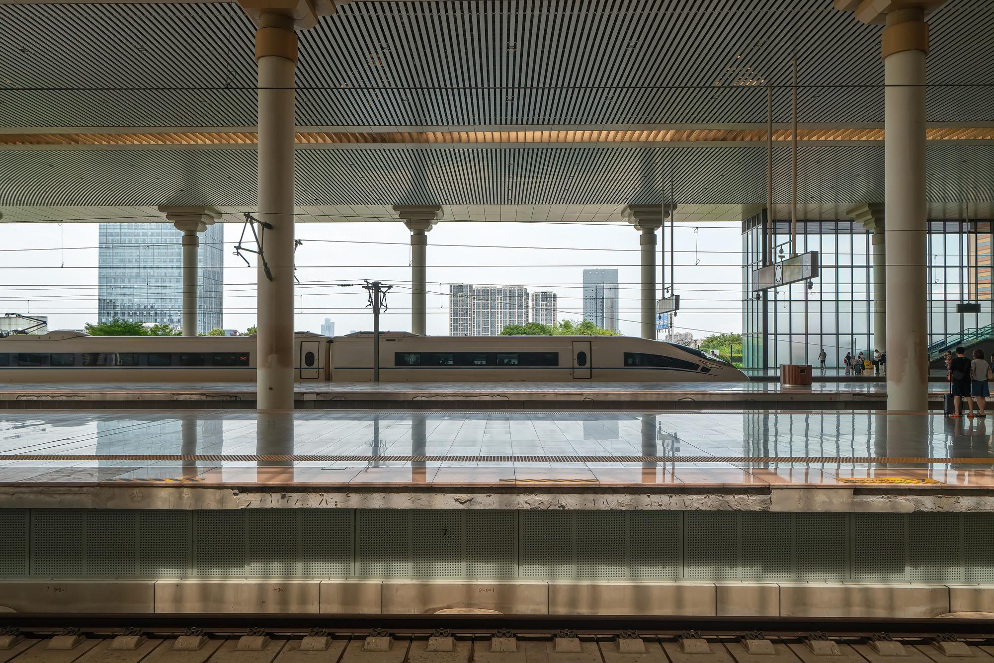 2026 年 6 月前，最後機會拍那些倒 V 字型月台柱