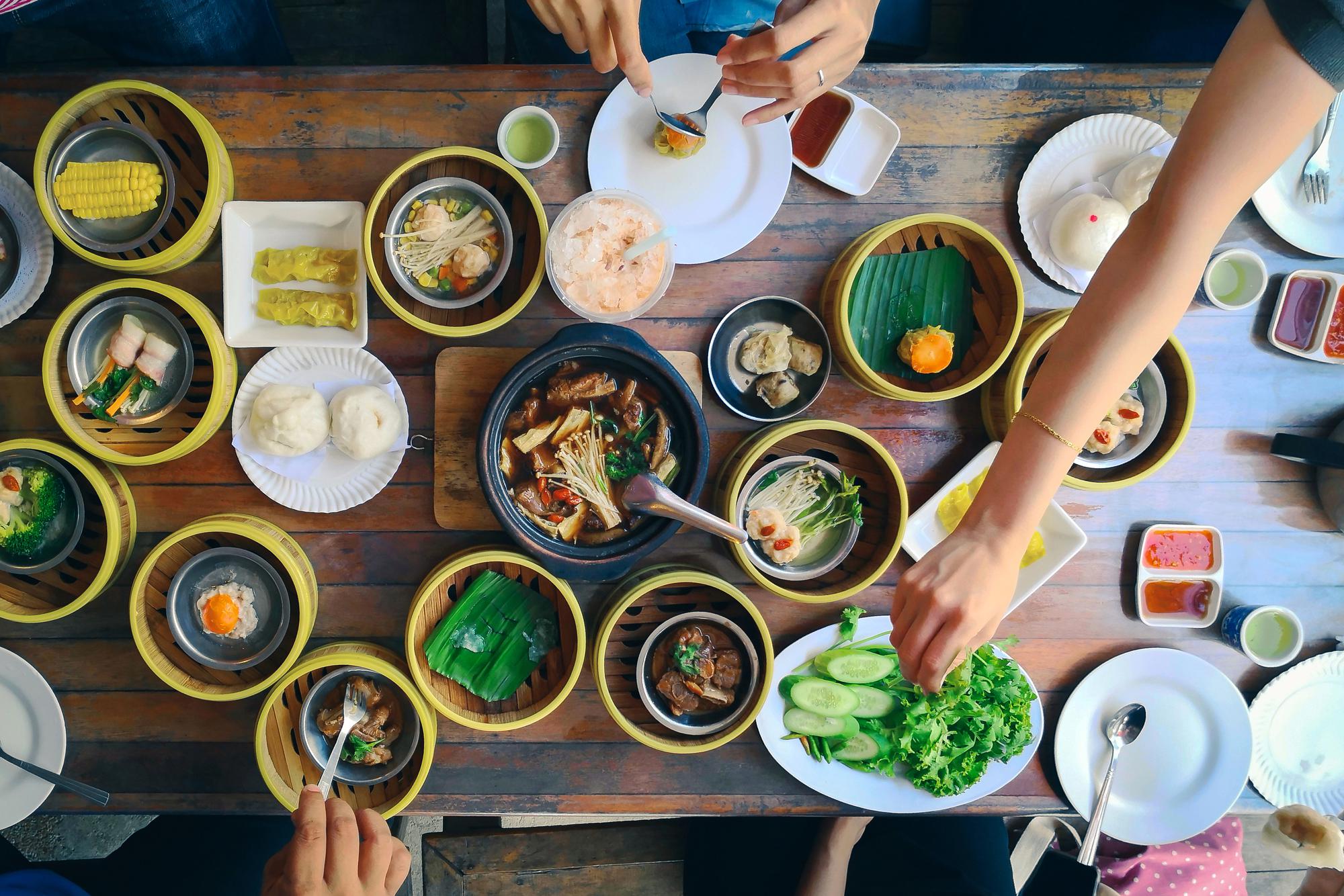 當巷口小吃登上舞台：雙城市集裡的家鄉味困局 — 美食文章主圖，由時代熱搜蘇曉曼撰寫