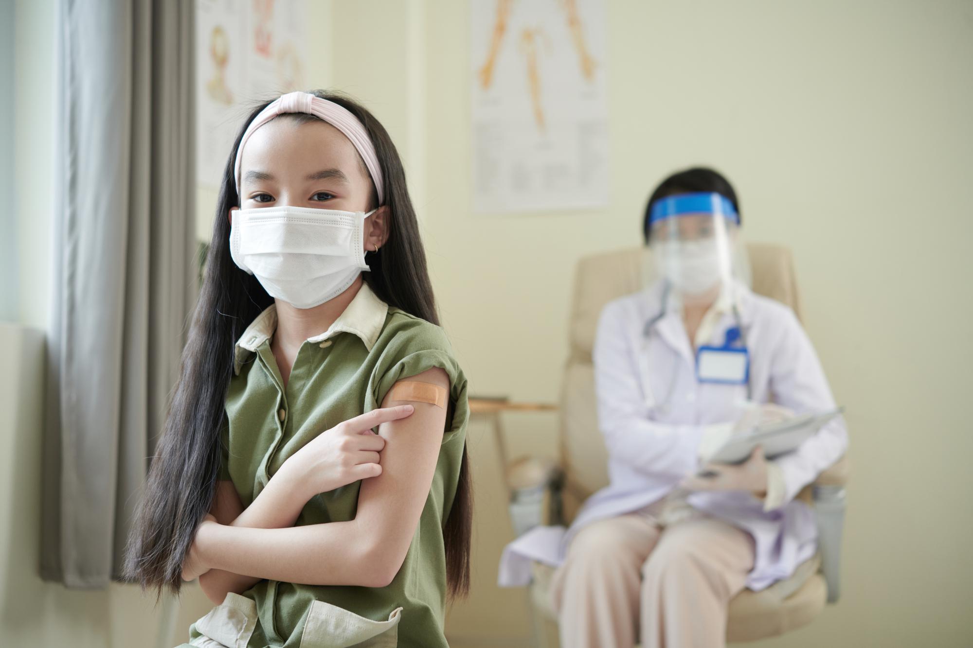 每30分鐘就有1人因肺炎離世！醫師警告：別再用「我很健康」當理由不打疫苗 — 健康文章主圖，由時代熱搜雅婷姐撰寫