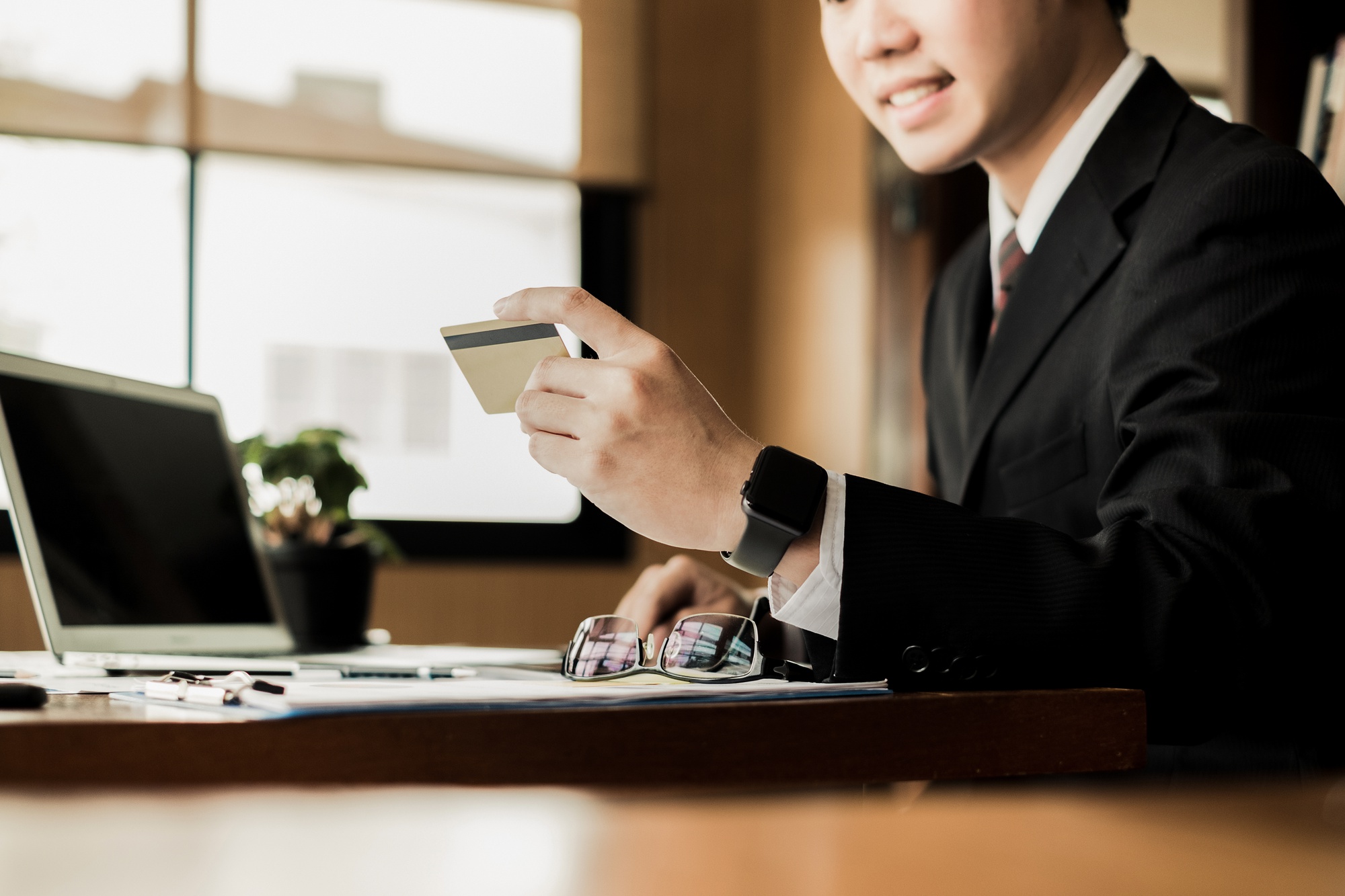玉山銀行限額新制上路：久未往來帳戶每日提款、轉帳各限2萬元，3招自保避免受影響 — 財經文章主圖，由時代熱搜林怡君撰寫