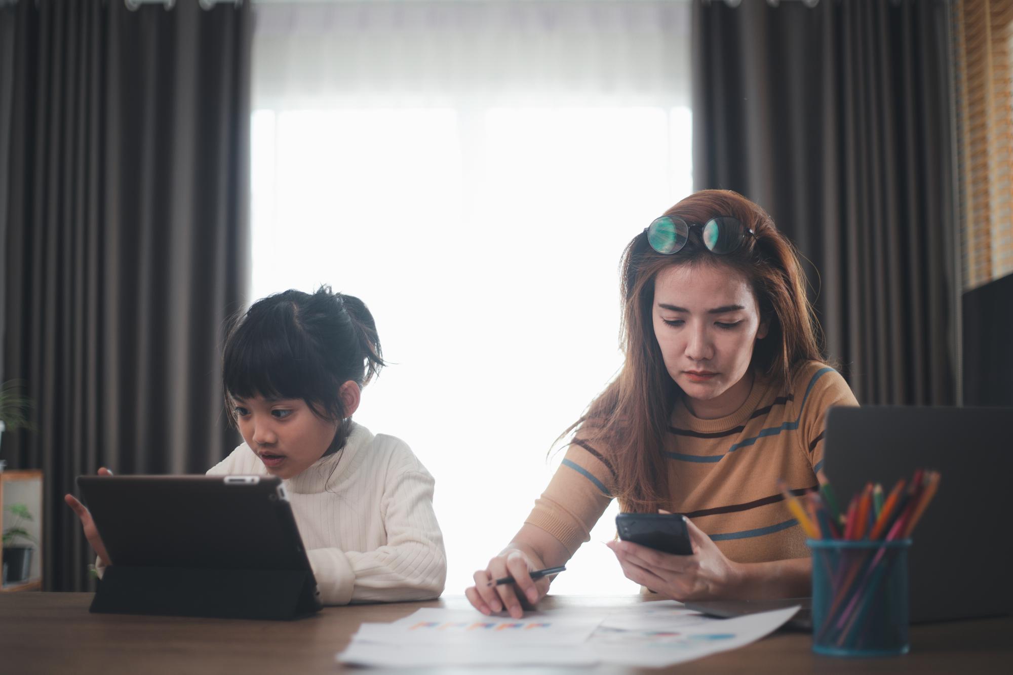 政府要給每個小孩月發五千,18歲那天能領回36萬——但官員最怕的是你拿去課金