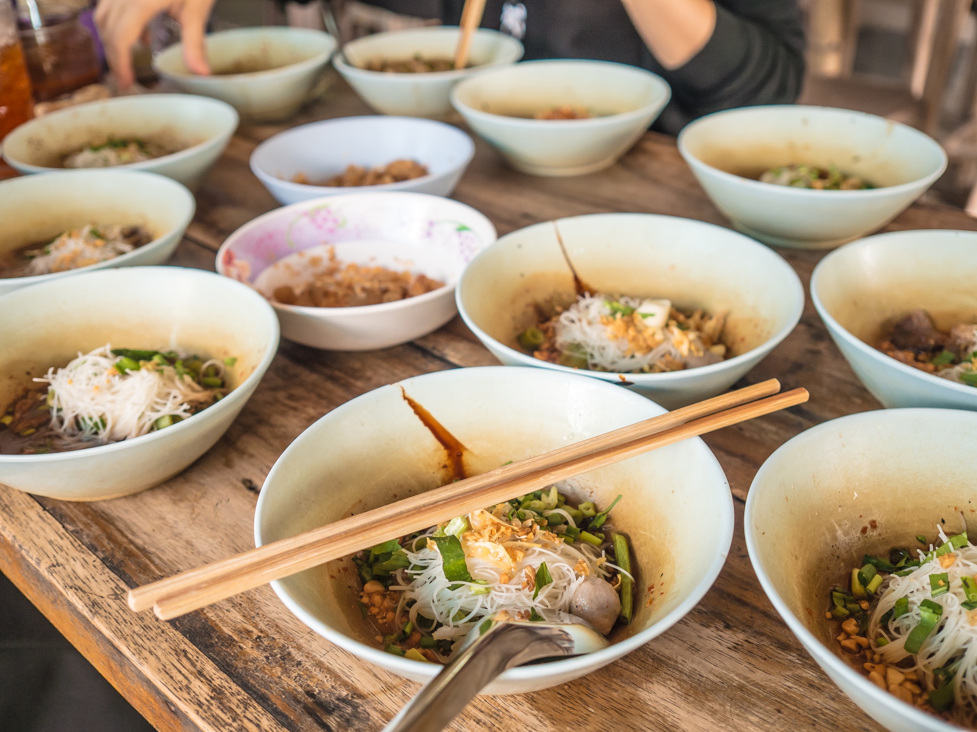 屏東100碗:一場回歸庶民餐桌的美食實驗 — 美食文章主圖，由時代熱搜蘇曉曼撰寫
