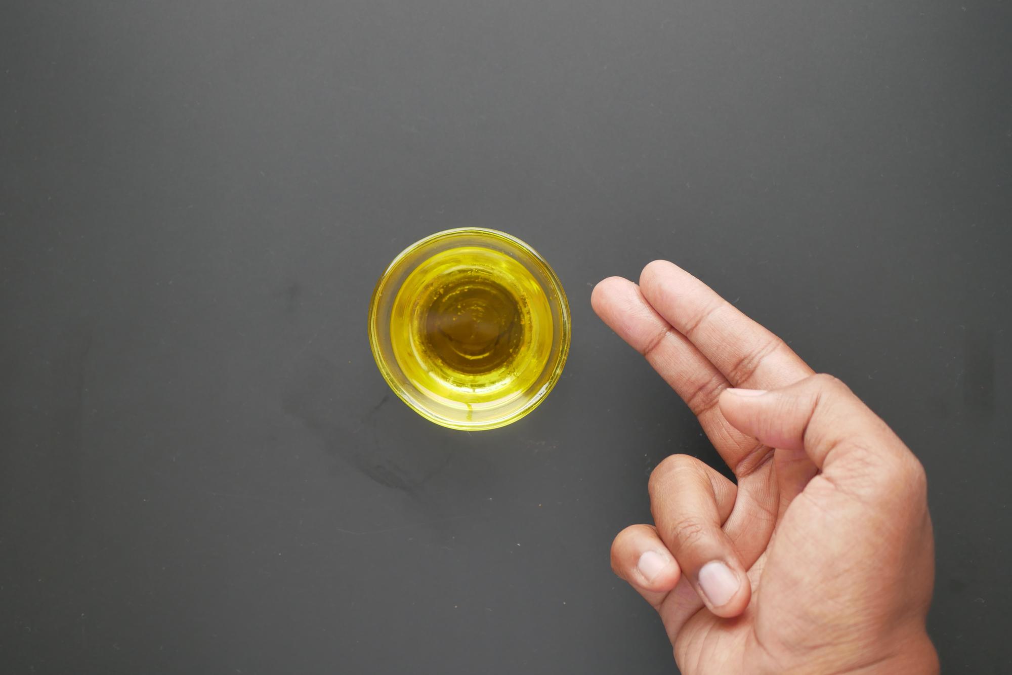 那瓶你買給長輩的苦茶油,可能不是你以為的樣子 — 生活文章主圖，由時代熱搜江里歐撰寫