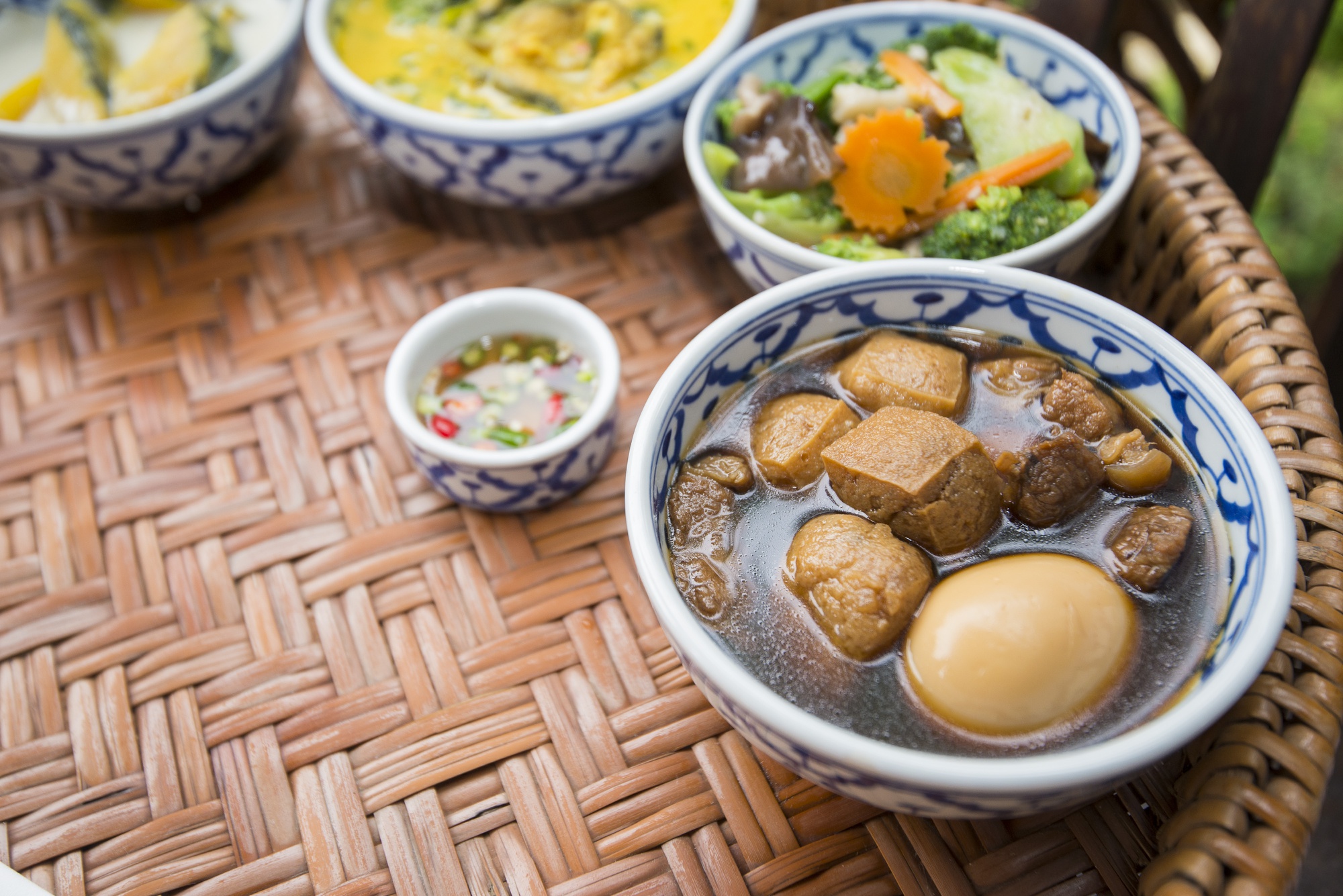 500碗市集:當小吃被寫進名單,是榮耀還是告別式? — 美食文章主圖，由時代熱搜蘇曉曼撰寫