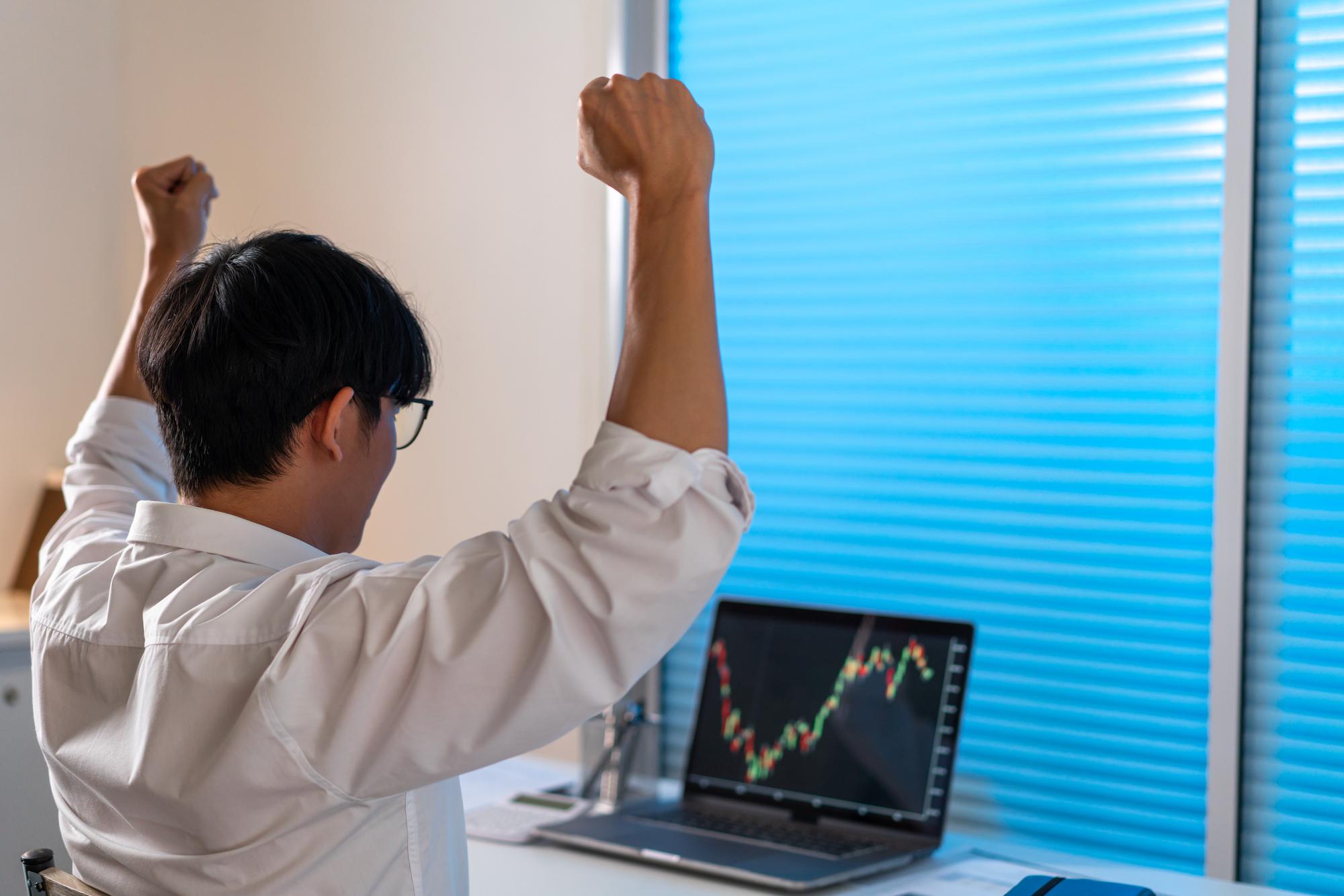 7月營收89家年增破25%？別急著嗨，這數字背後藏著三個坑 — 時代熱搜商業深度報導