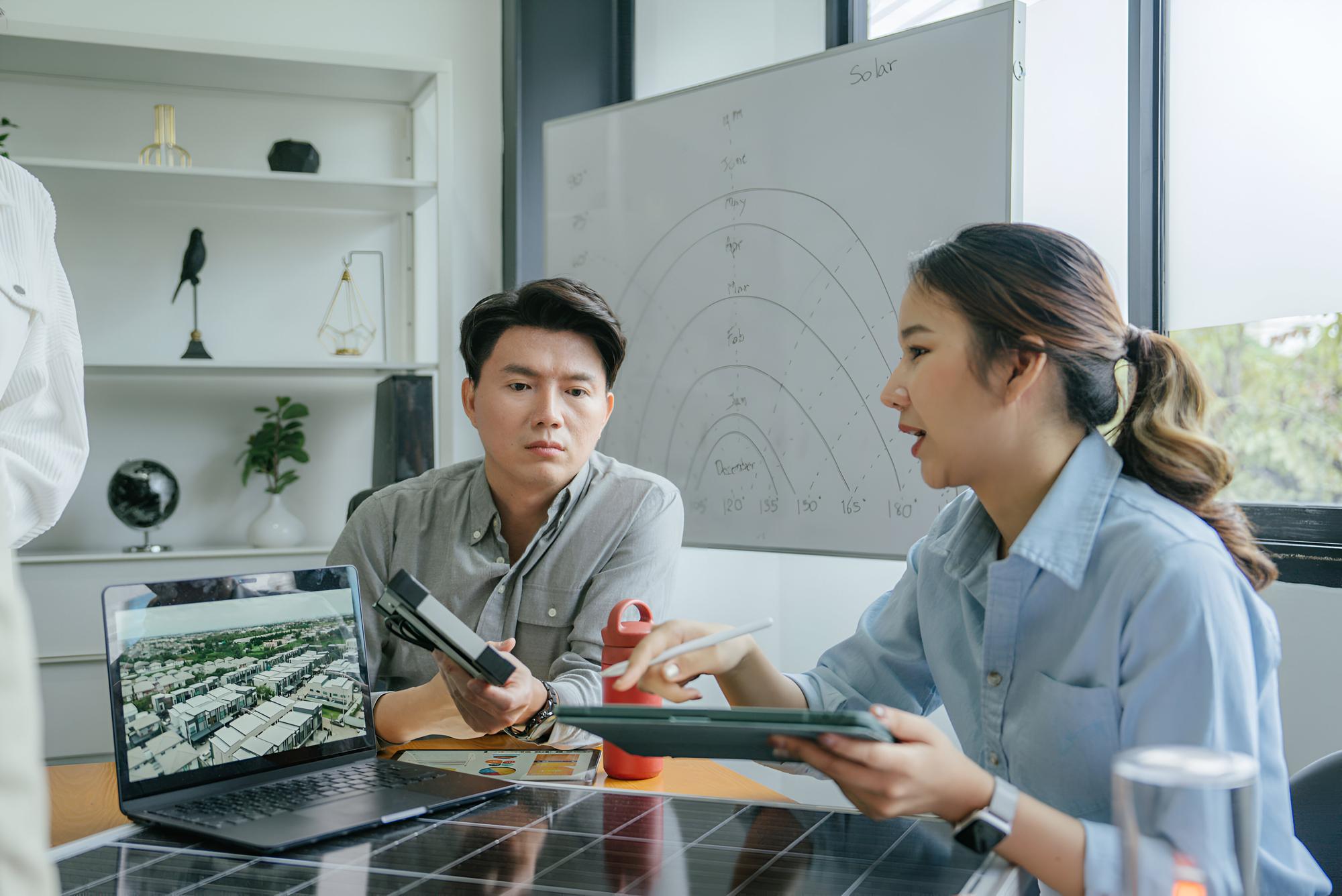 白領職場正在重組：當AI拆掉你的職涯樓梯 — 科技文章主圖，由時代熱搜Ken哥撰寫