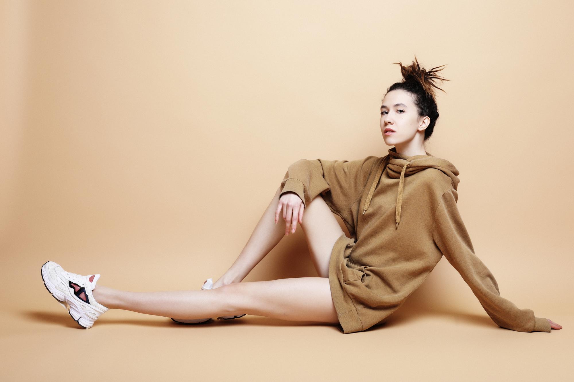 JENNIE × adidas Originals：當芭蕾不再是公主遊戲，而是宣告存在的方式 — 時尚文章主圖，由時代熱搜陳莫琳撰寫