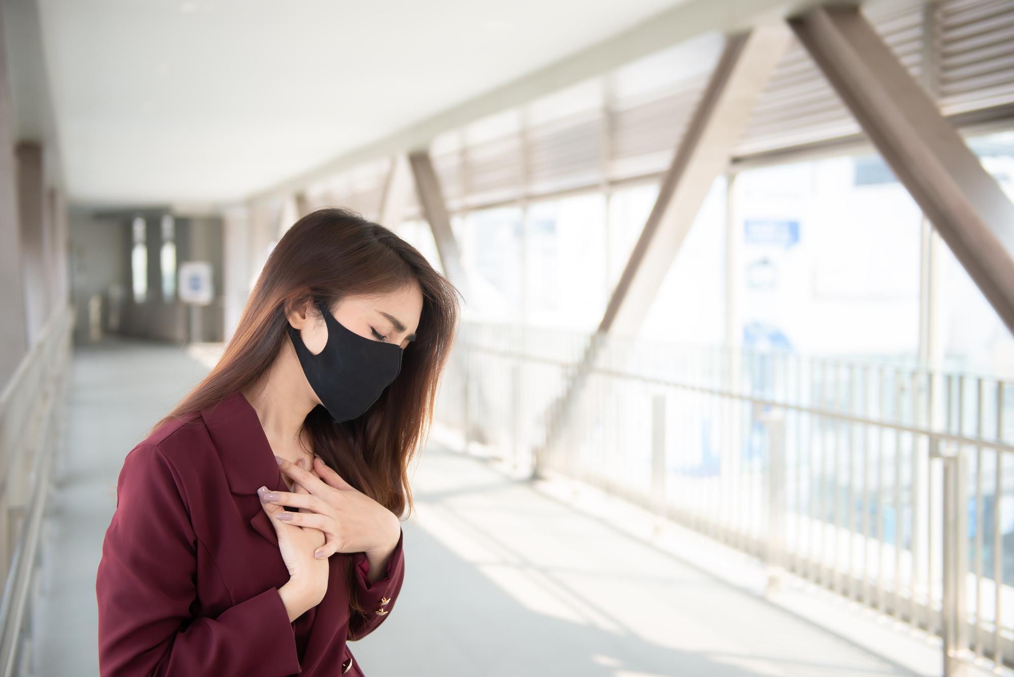 喉嚨痛到像吞玻璃碎片？2024夏季新冠回來了，這三種症狀要小心 — 相關圖片2