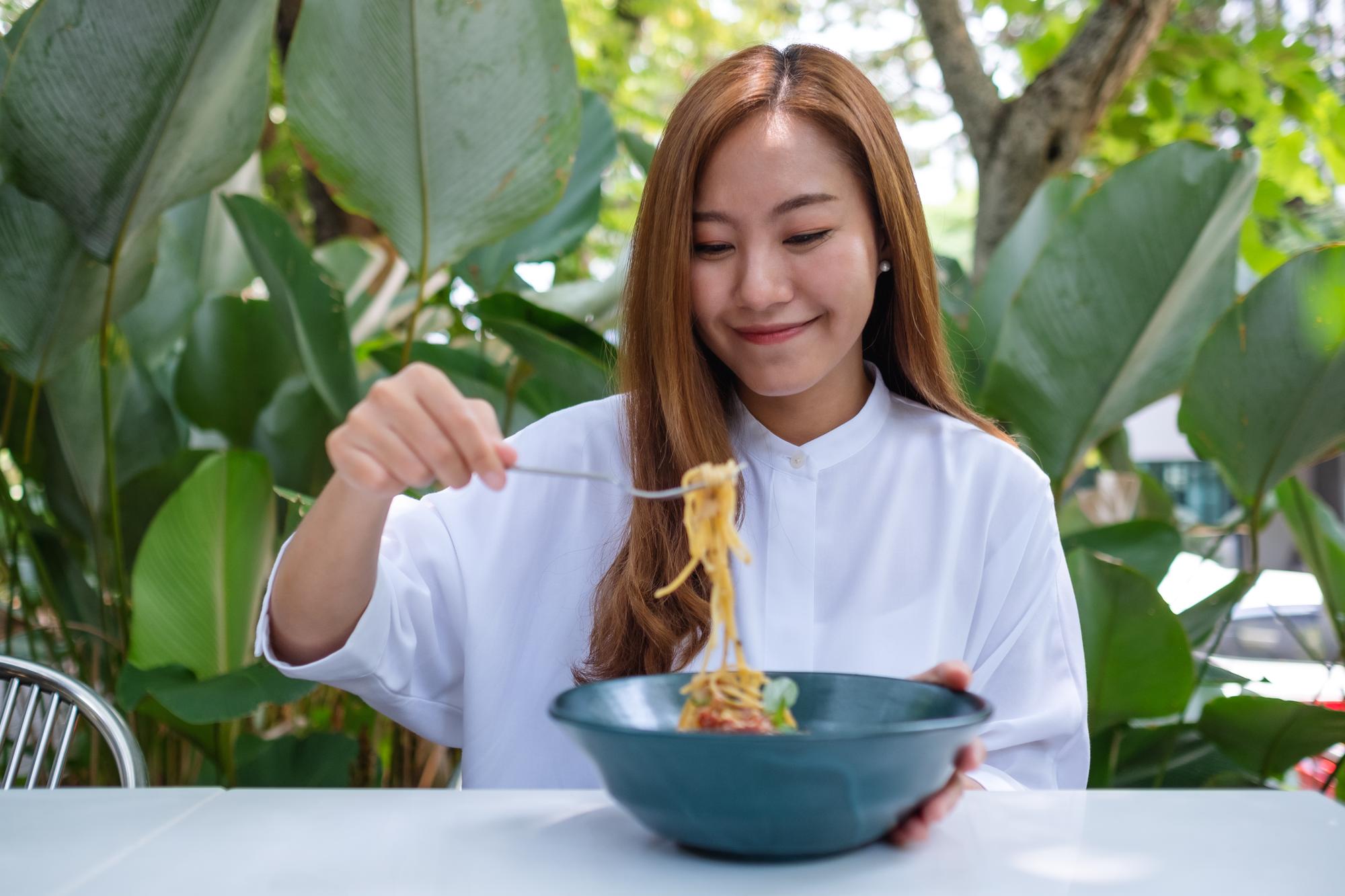 涼麵的夏日兩難：消暑與熱量之間，怎麼吃才不辜負這一碗 — 美食文章主圖，由時代熱搜蘇曉曼撰寫