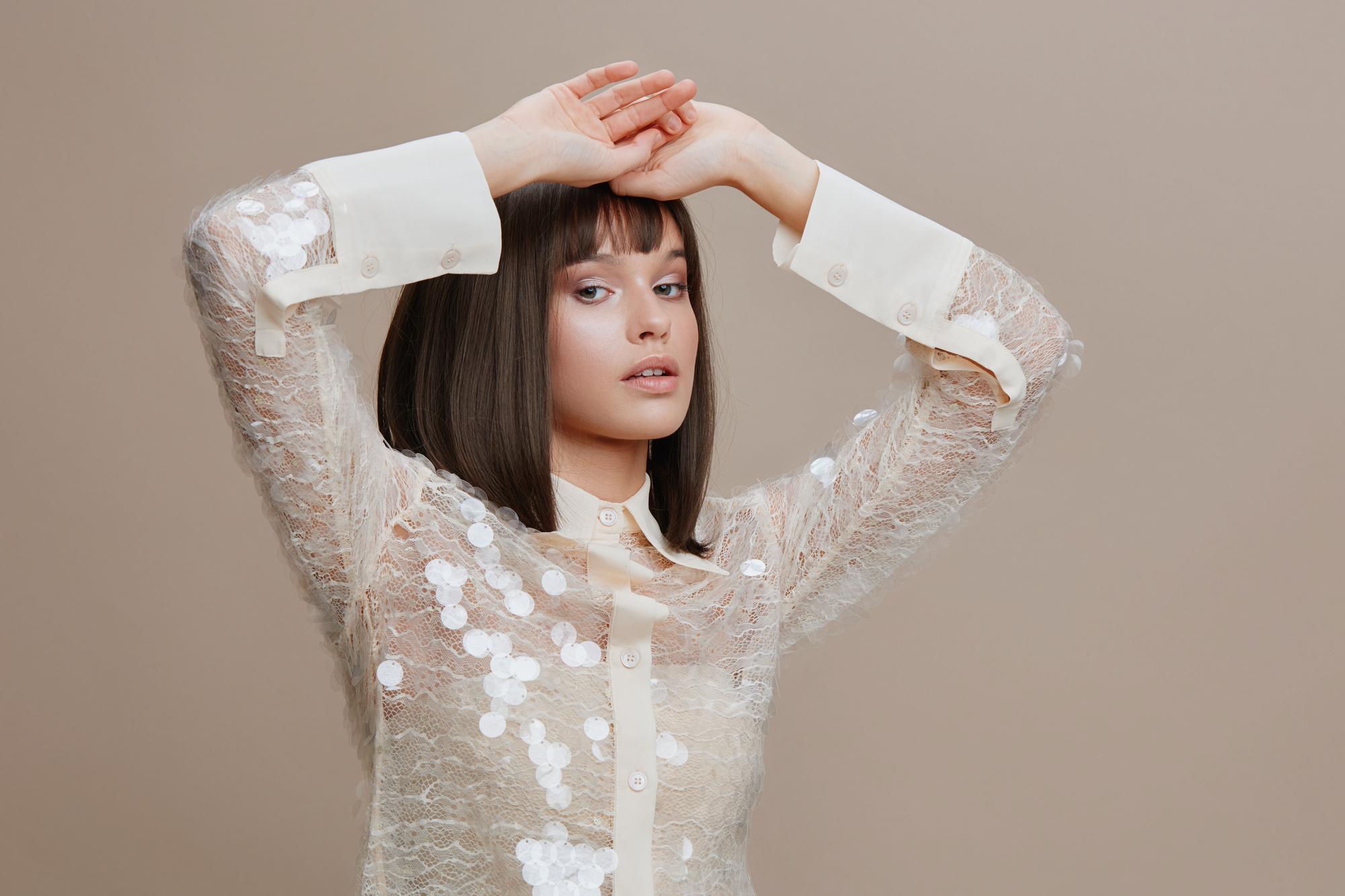 Dua Lipa 穿西裝結婚：當代女性對婚禮的權力宣告 — 時代熱搜時尚深度報導